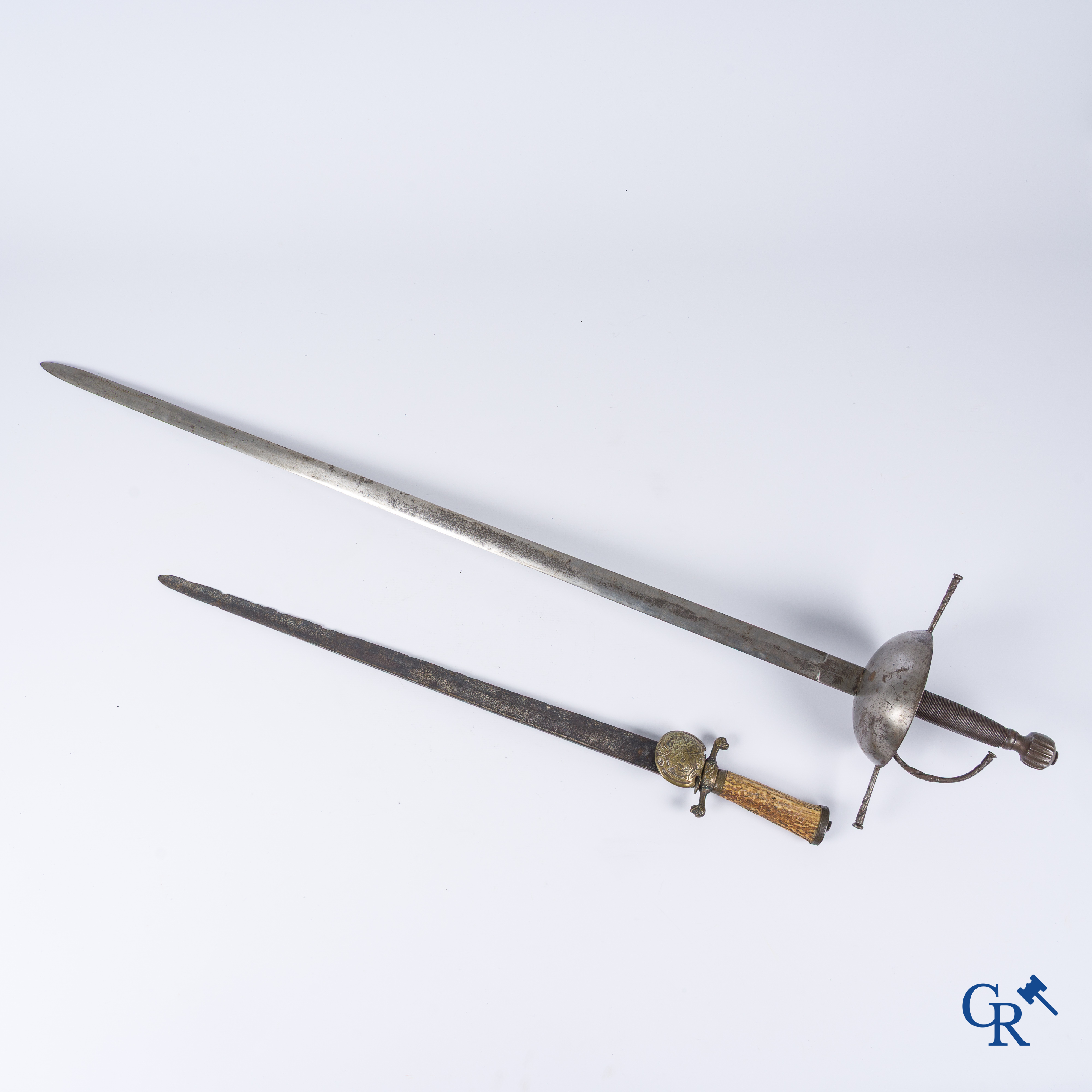 Een antieke jachtdolk en een degen. 17e-18e eeuw.