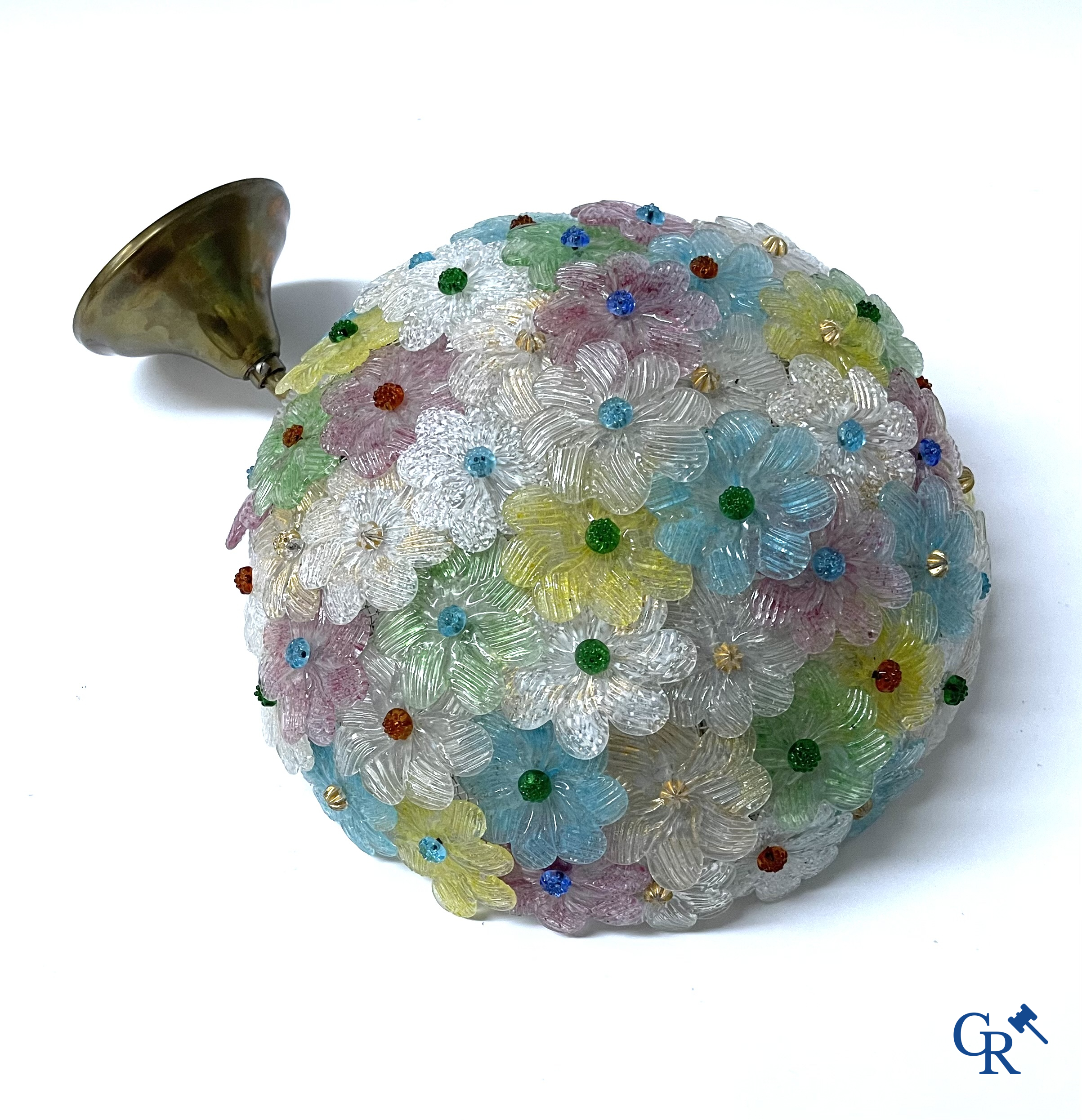 Un lot d'une lampe de table vénitienne, une paire de grandes appliques en verre vénitien et un plafonnier en Murano.