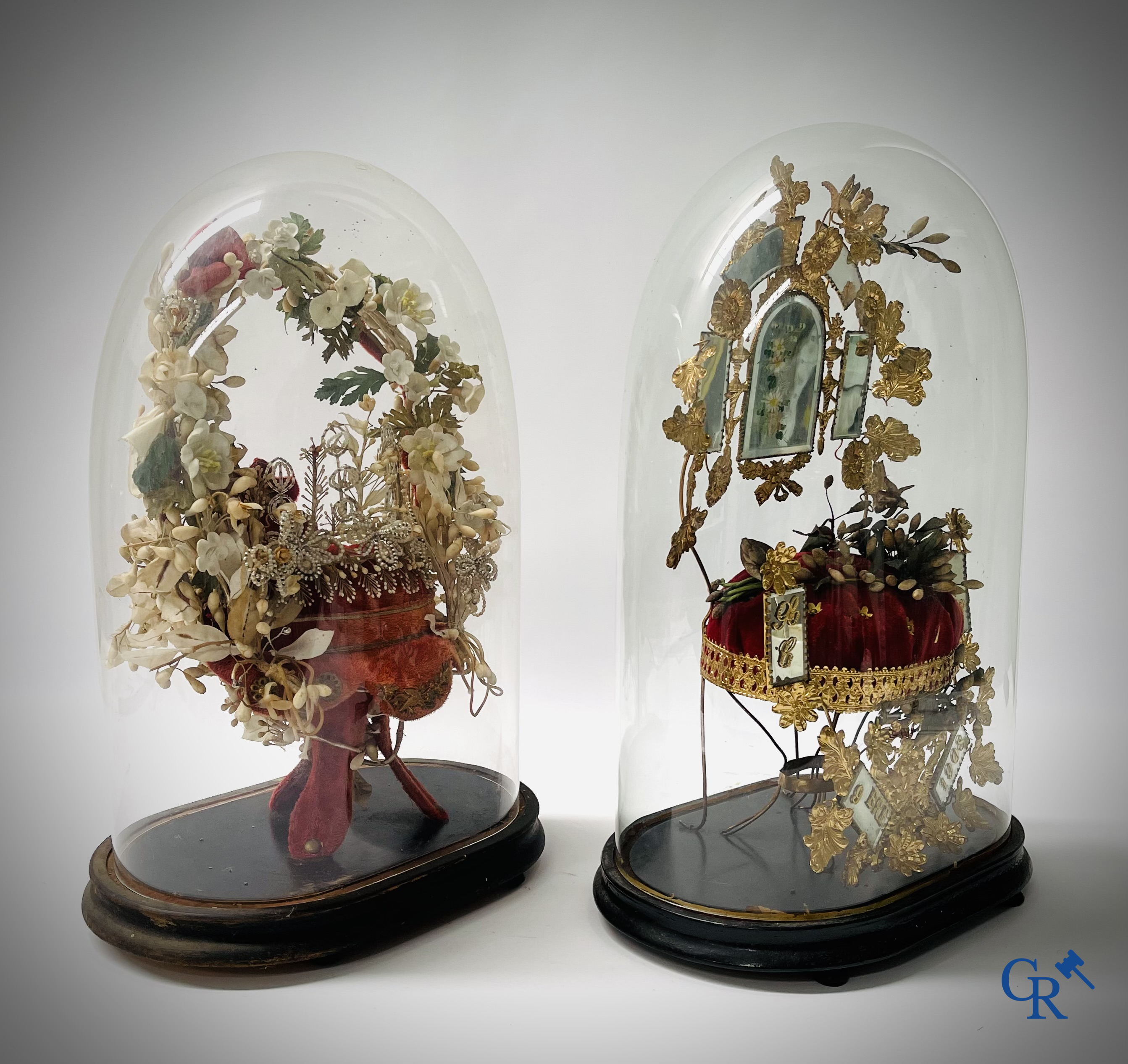 2 globes de mariée en verre, l'un avec des fleurs en biscuit, l'autre avec des miroirs, daté 1908.