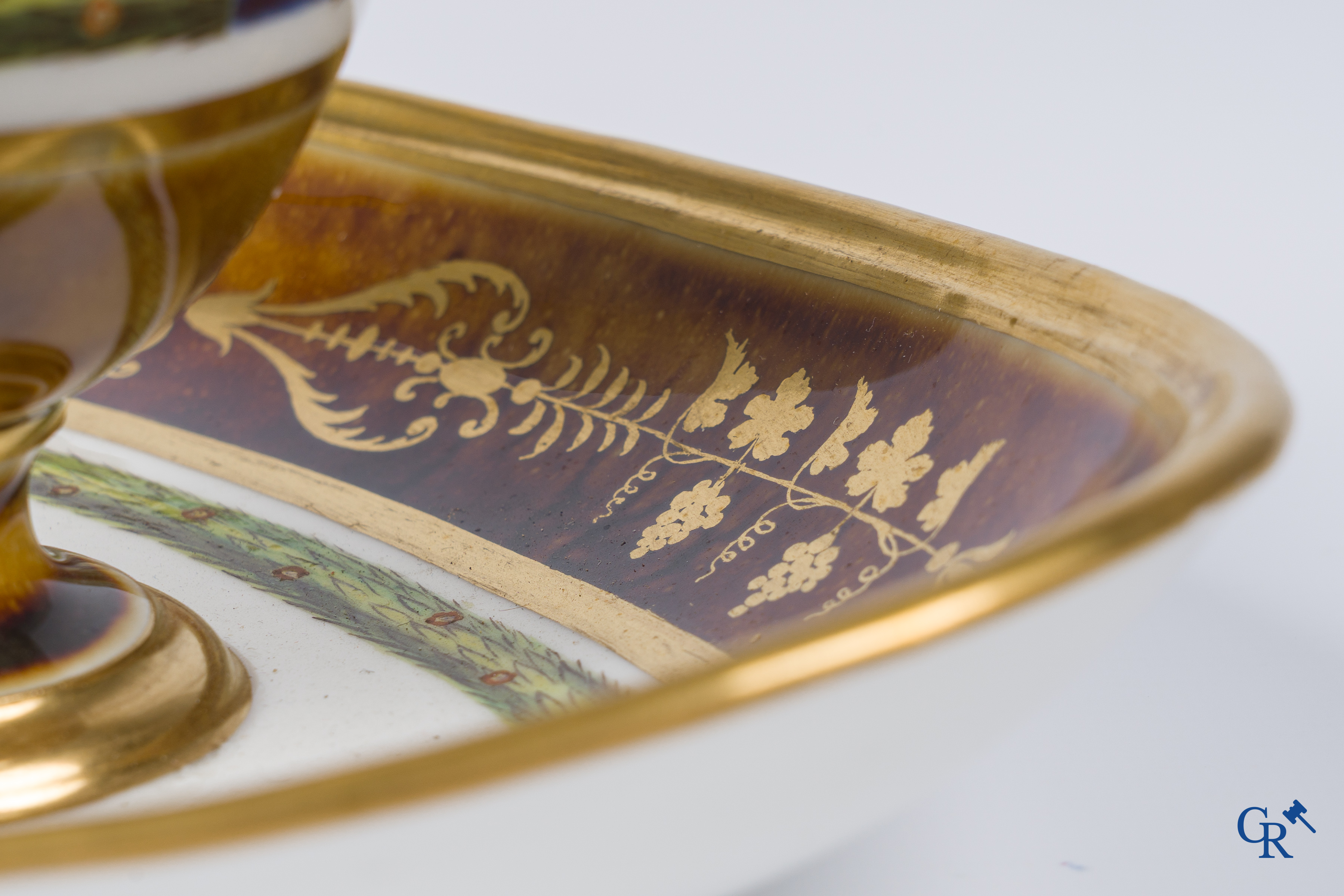 Manufacture nationale de Sèvres. Ovaal vormstuk in porselein met schildpadkleurige achtergrond. Consulaat, circa 1802.