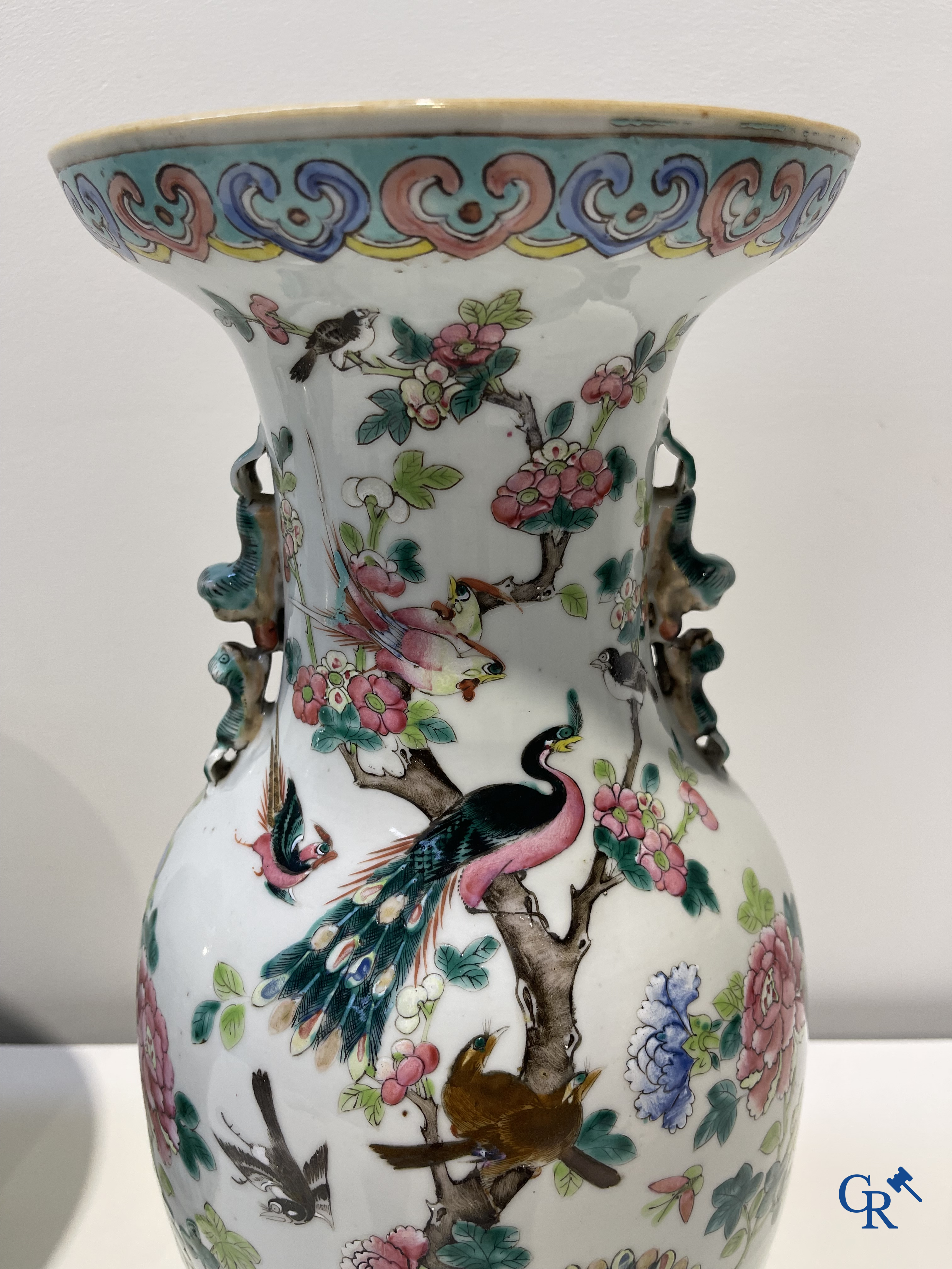 Chinese porcelain: A Chinese porcelain vase with phoenixes and blossoms and a potiche with mobilierendecor. 19th century.