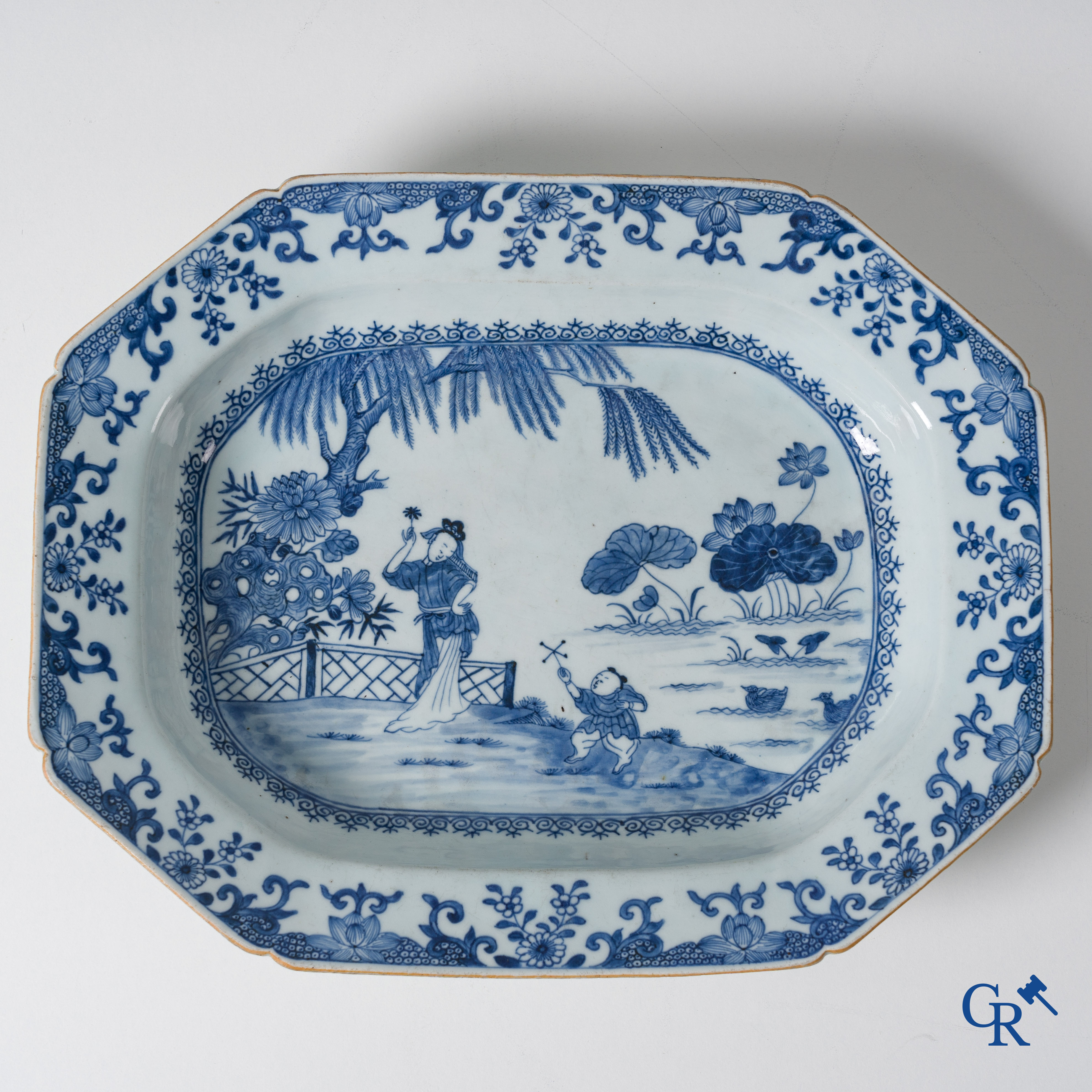 Art Asiatique, porcelaine chinoise, grand plat octogonal en porcelaine chinoise bleue et blanc. Période Qianlong.