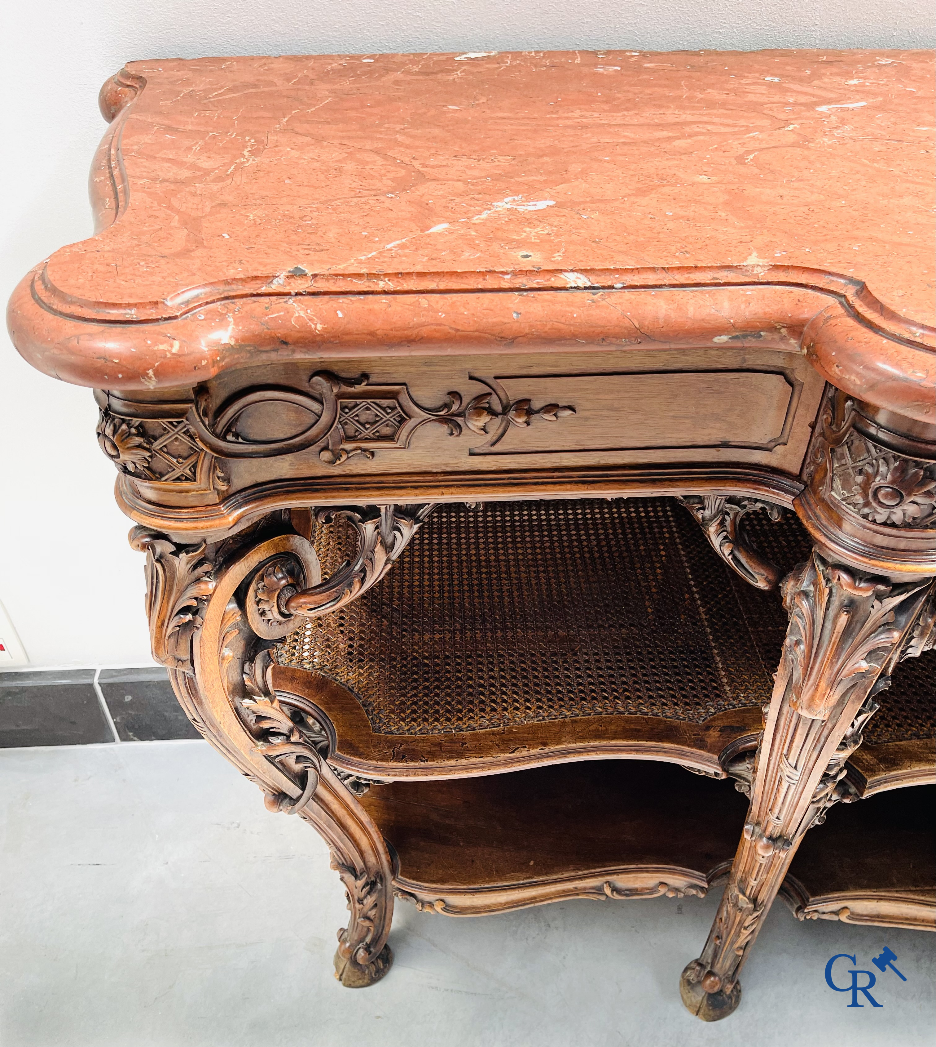 Maison Roll, 42, Rue Faubourg St. Antoine Paris. Een uitzonderlijk desserte meubel in gesculpteerd notelaar. LXVI-Stijl.