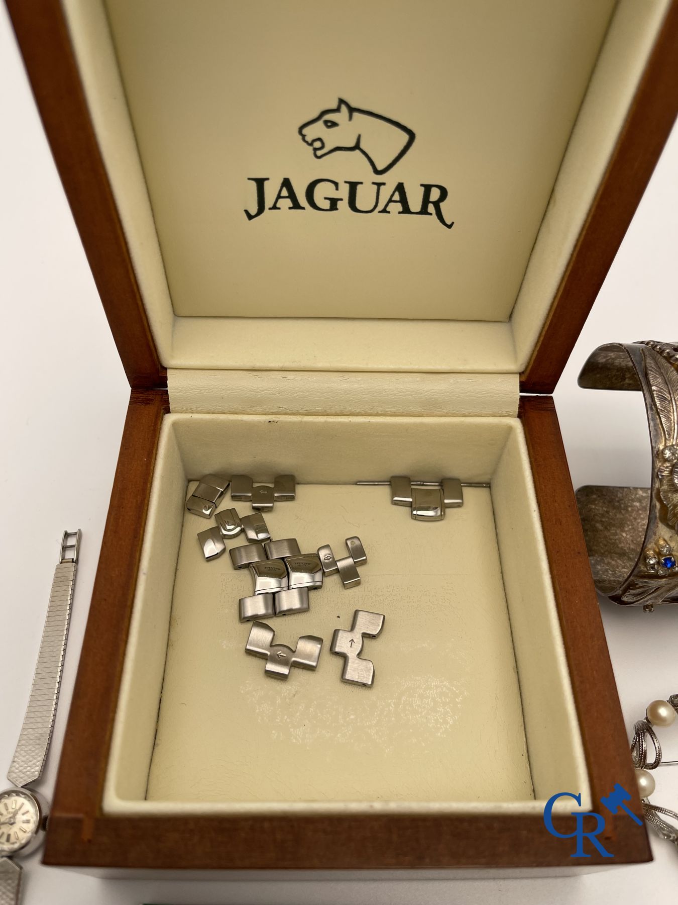 Jewellery/Watches: A ladies watch and a ring in white gold 18K (750°/00), 2 wristwatches Jaguar and 3 fantasy jewels.