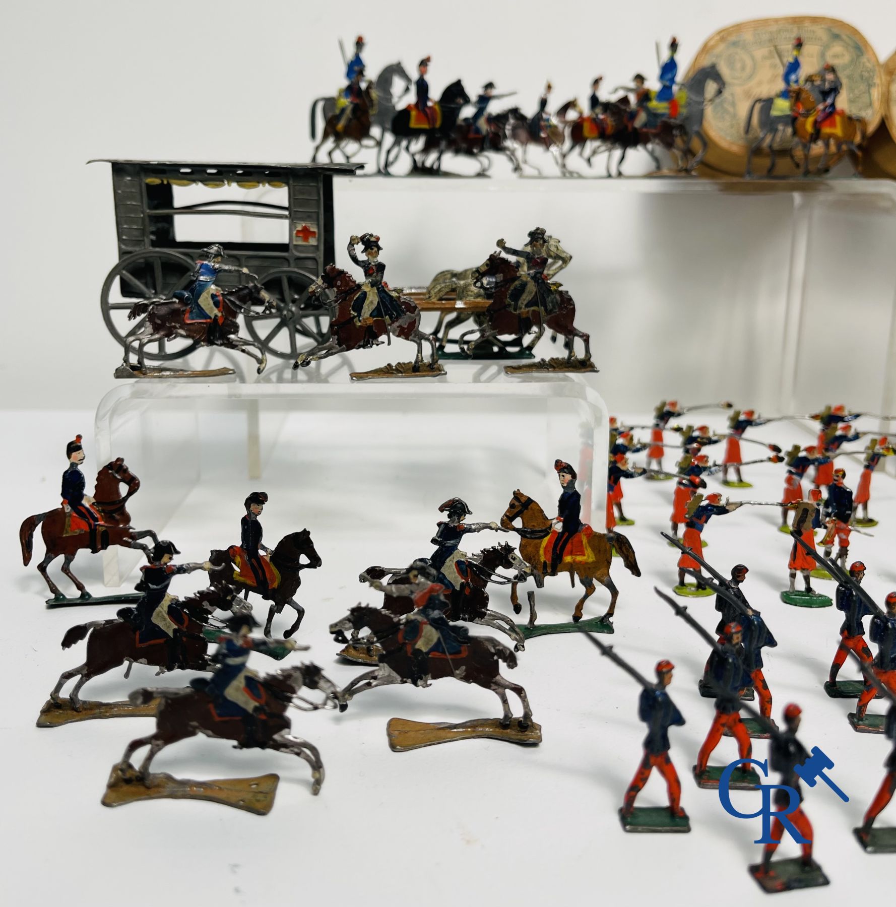 Antique toys: Large lot of tin soldiers and carriages. Heinrichsen in Nuremberg.