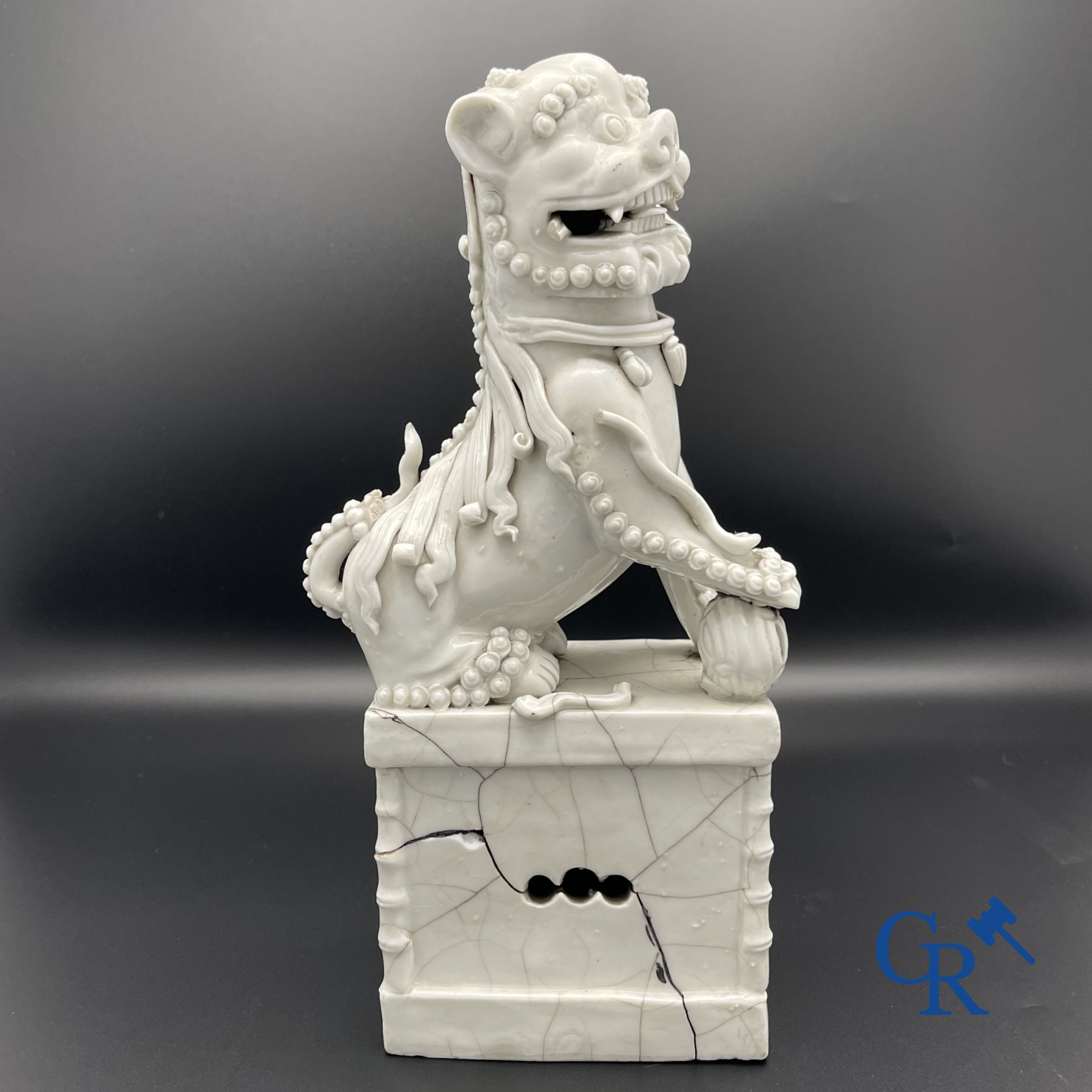 Porcelaine chinoise: Un lion bouddhiste et un groupe en blanc de Chine.