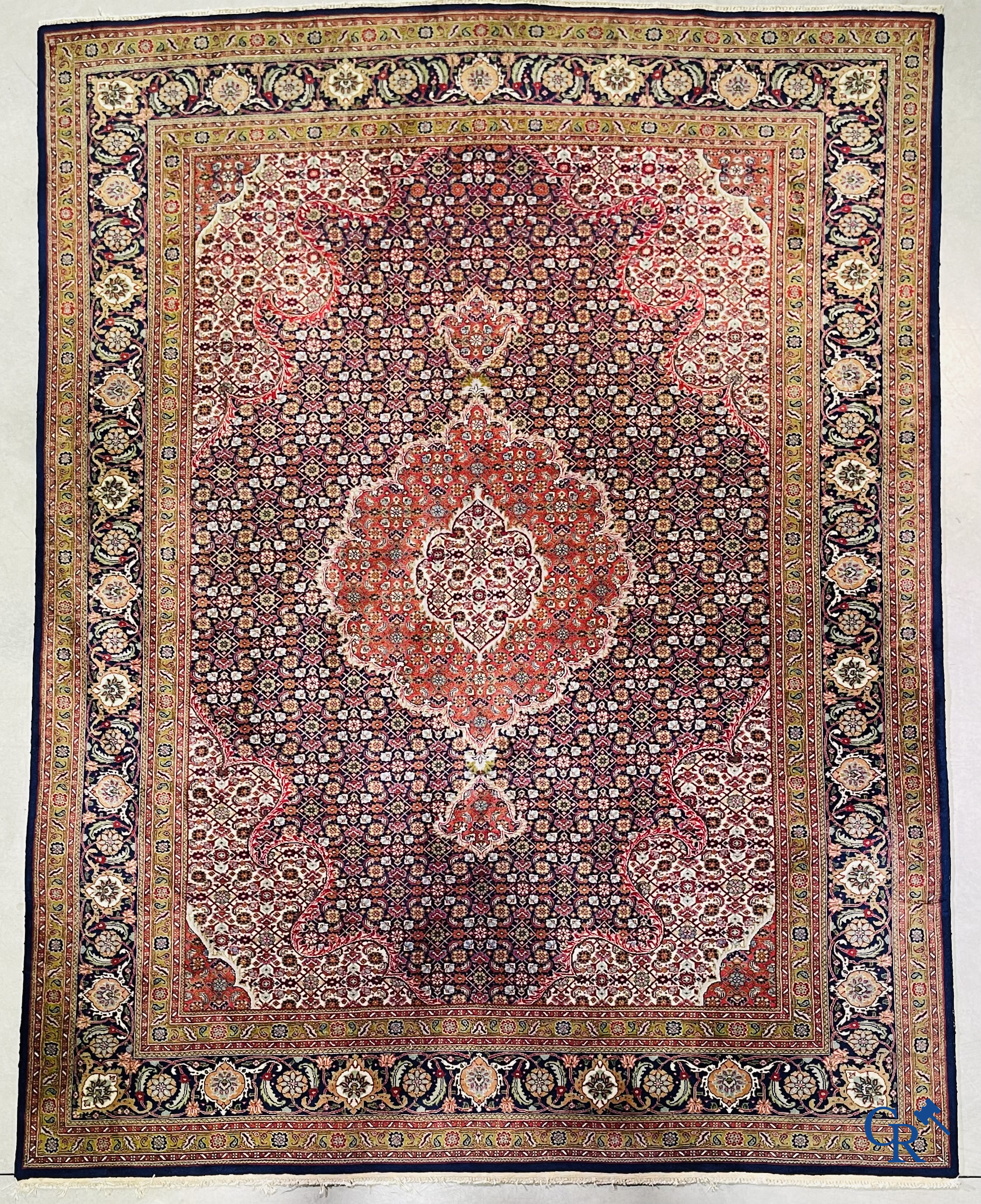 Tapis d'Orient: Tabriz, Iran. Grand tapis persan noué à la main.