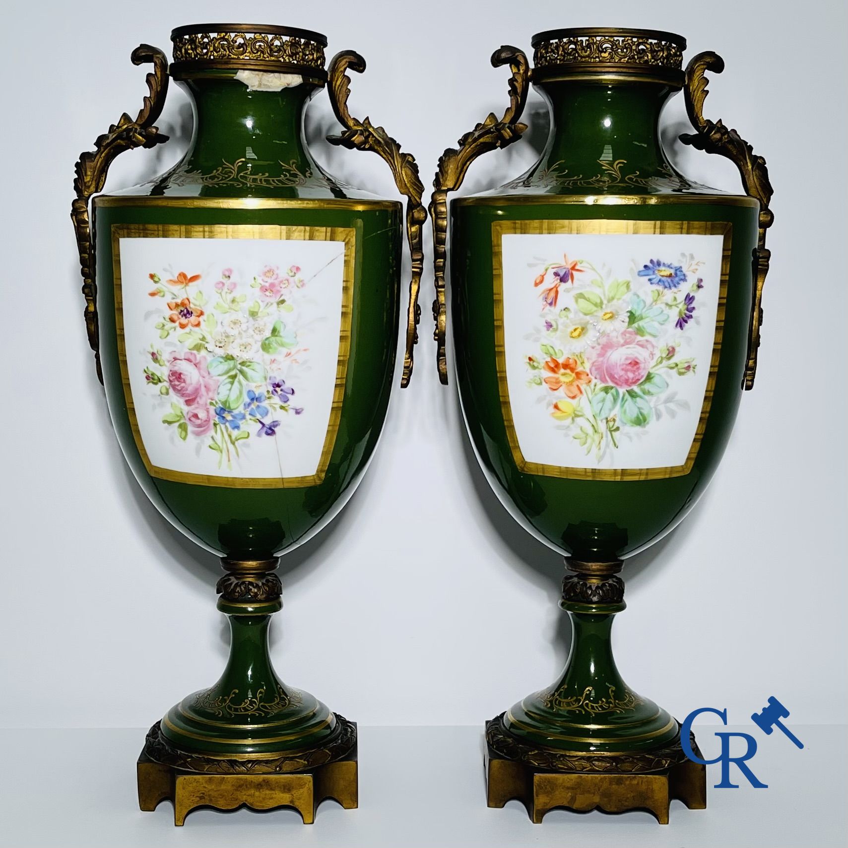 Sèvres: Paire de vases en porcelaine de Sevres et bronze. Signé Leduc.