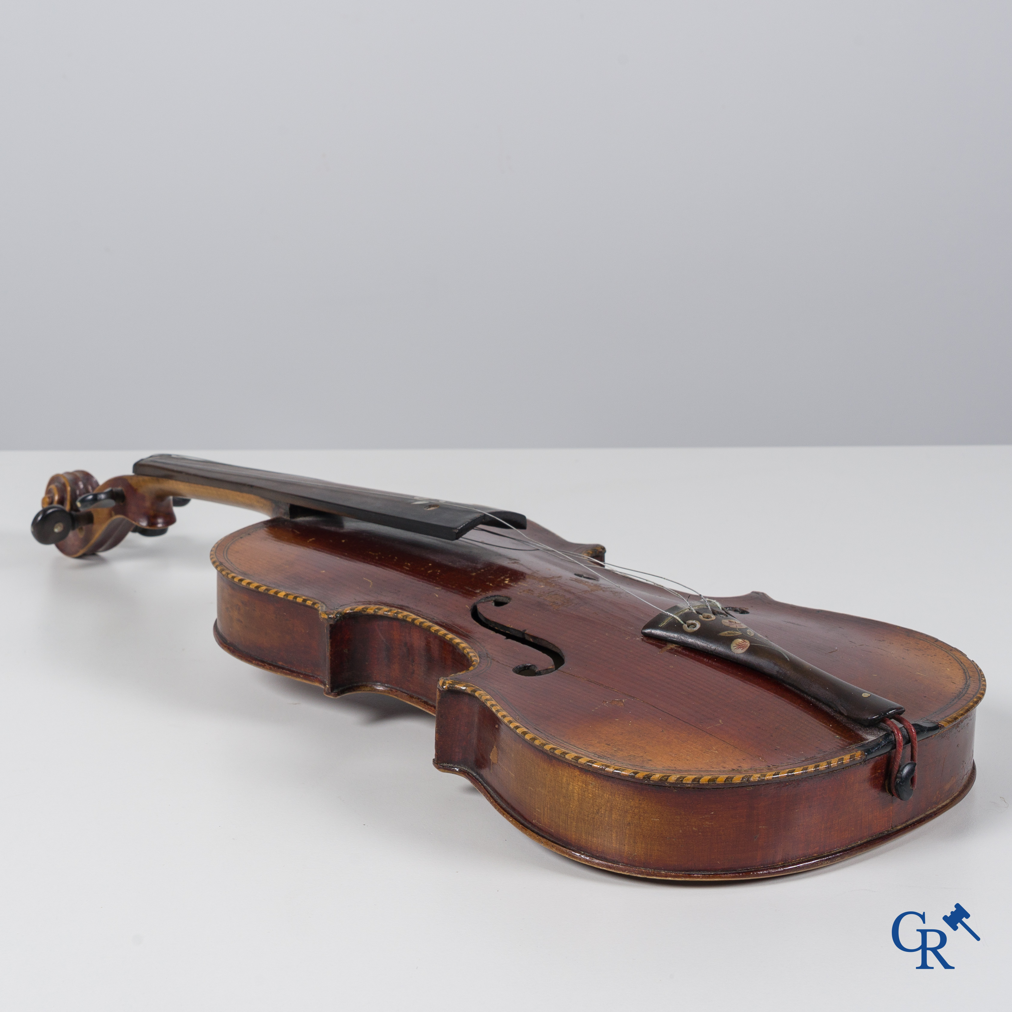 Instrument de musique: Violon décoré de nacre.