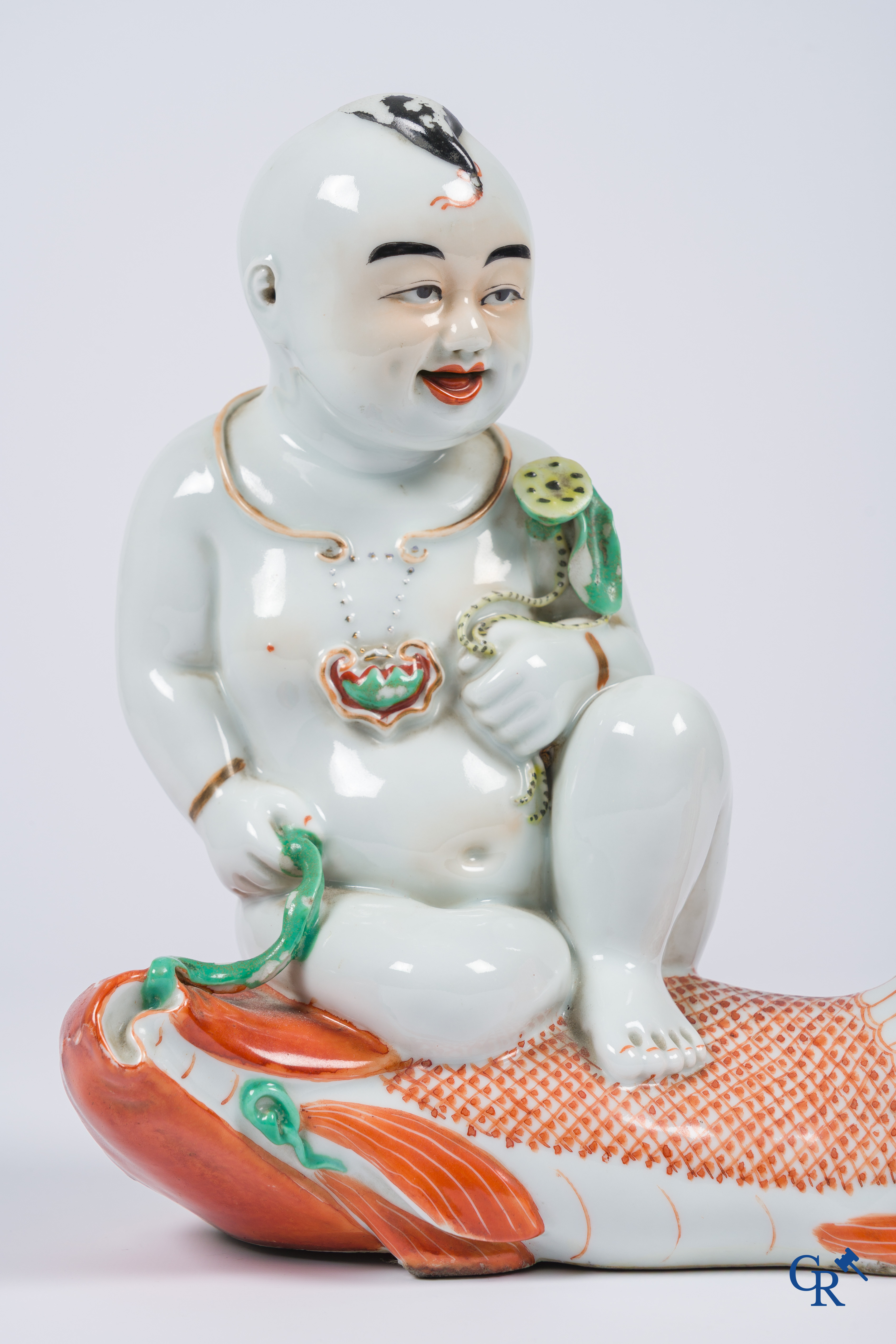 Aziatica, Chinees porselein, famille rose. Voorstelling van een jongen "Tongzi" op een karper. Gemerkt.
