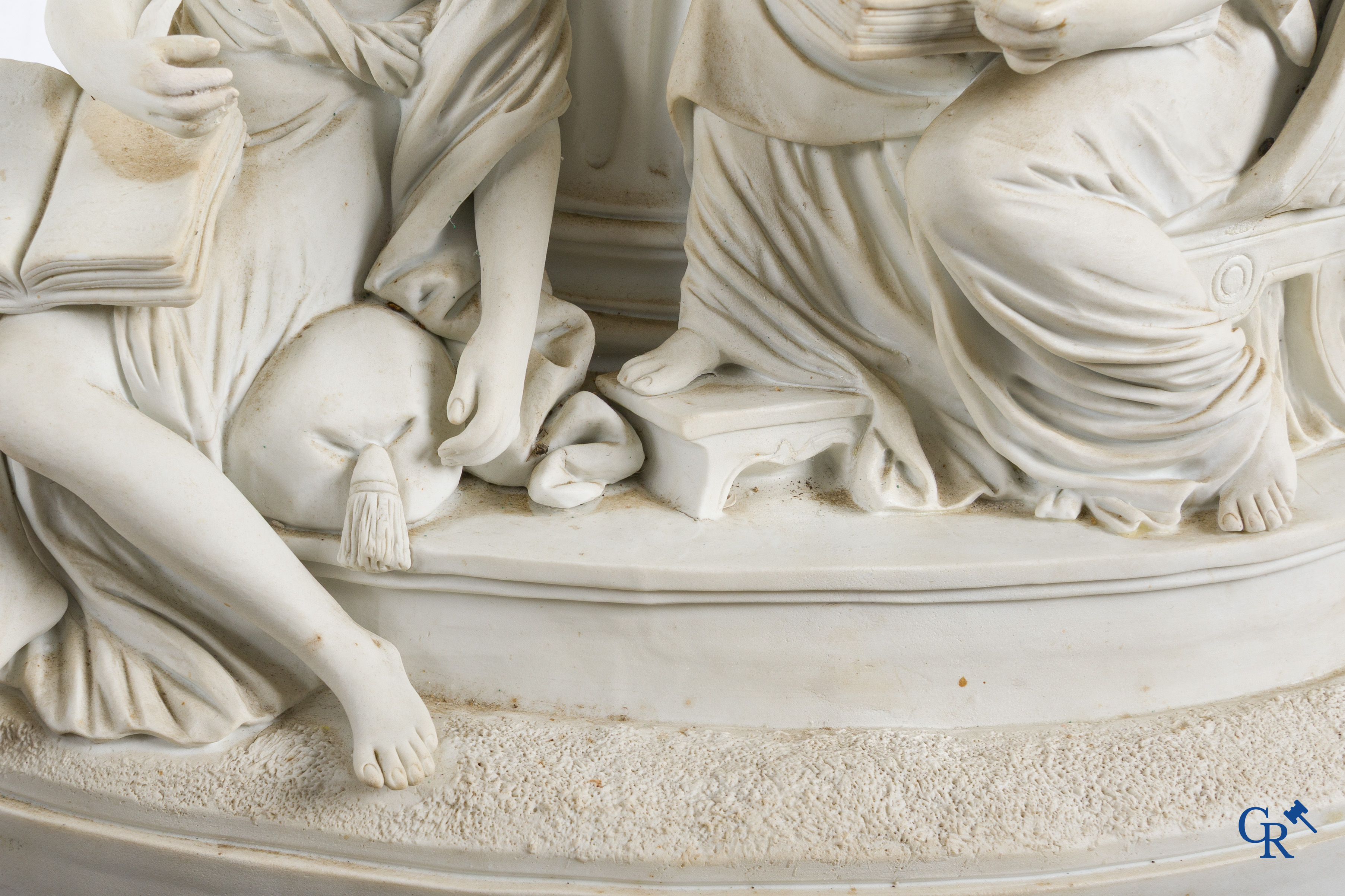 Louis-Simon Boizot "Minerve protégeant l'Etude et foudroyant la Paresse." Witte biscuit van Niderviller. Eind 18e eeuw.