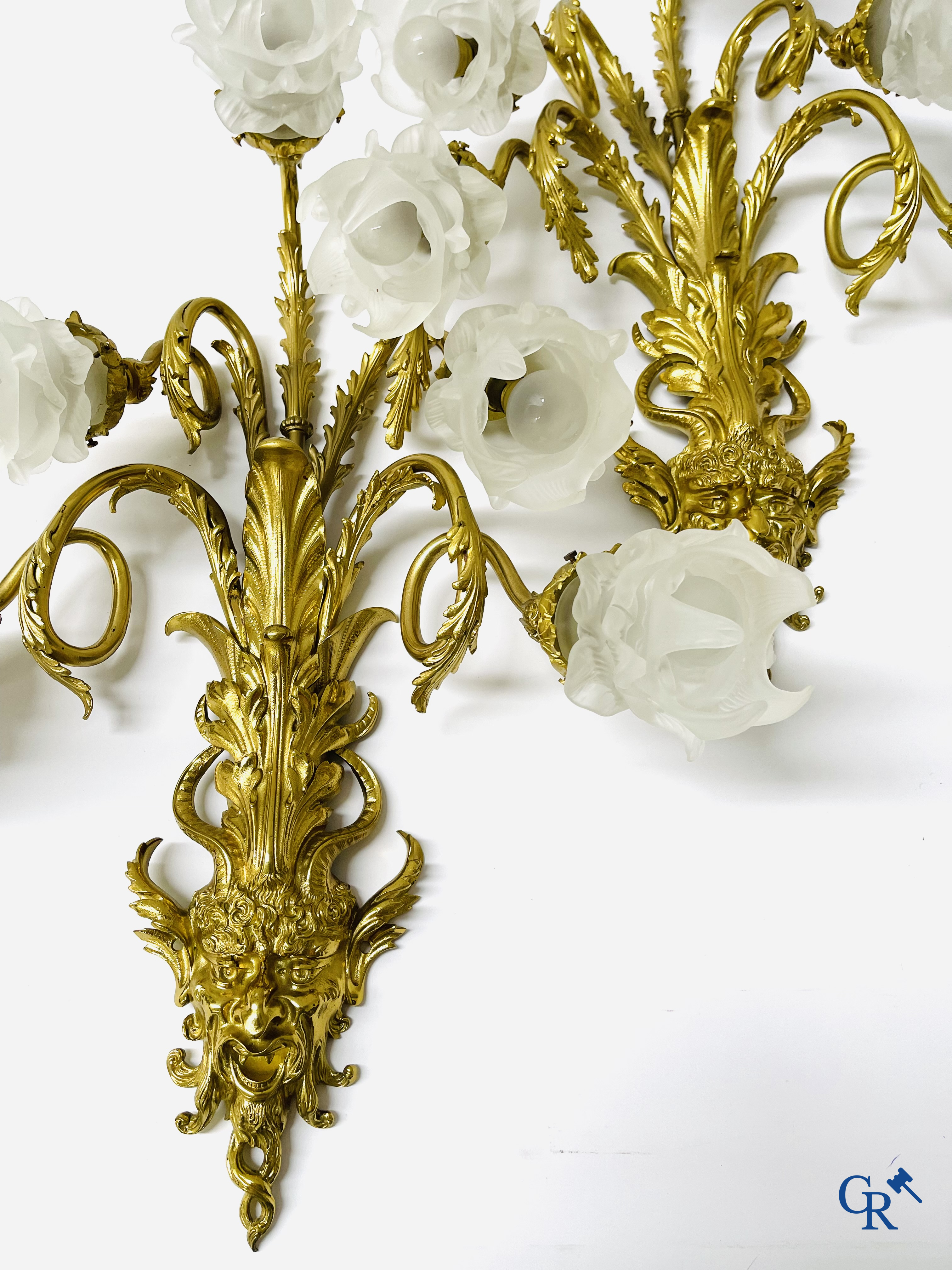 Une paire d'imposantes appliques murales en bronze avec chacune 5 bras de lumière et des têtes de sater. Style Napoléon III.