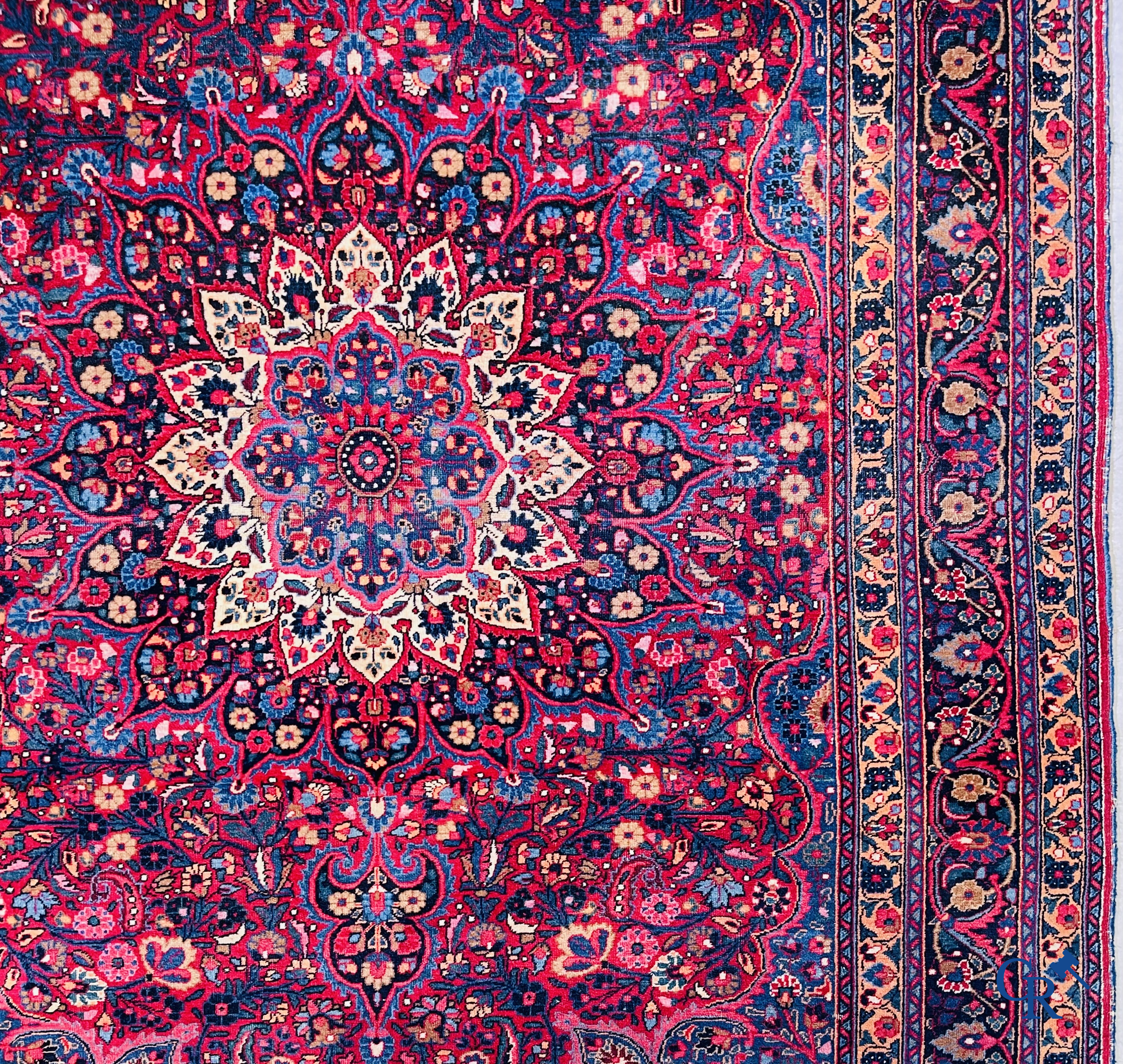 Tapis d'orient: Iran, tapis persan antique avec fond rouge foncé.