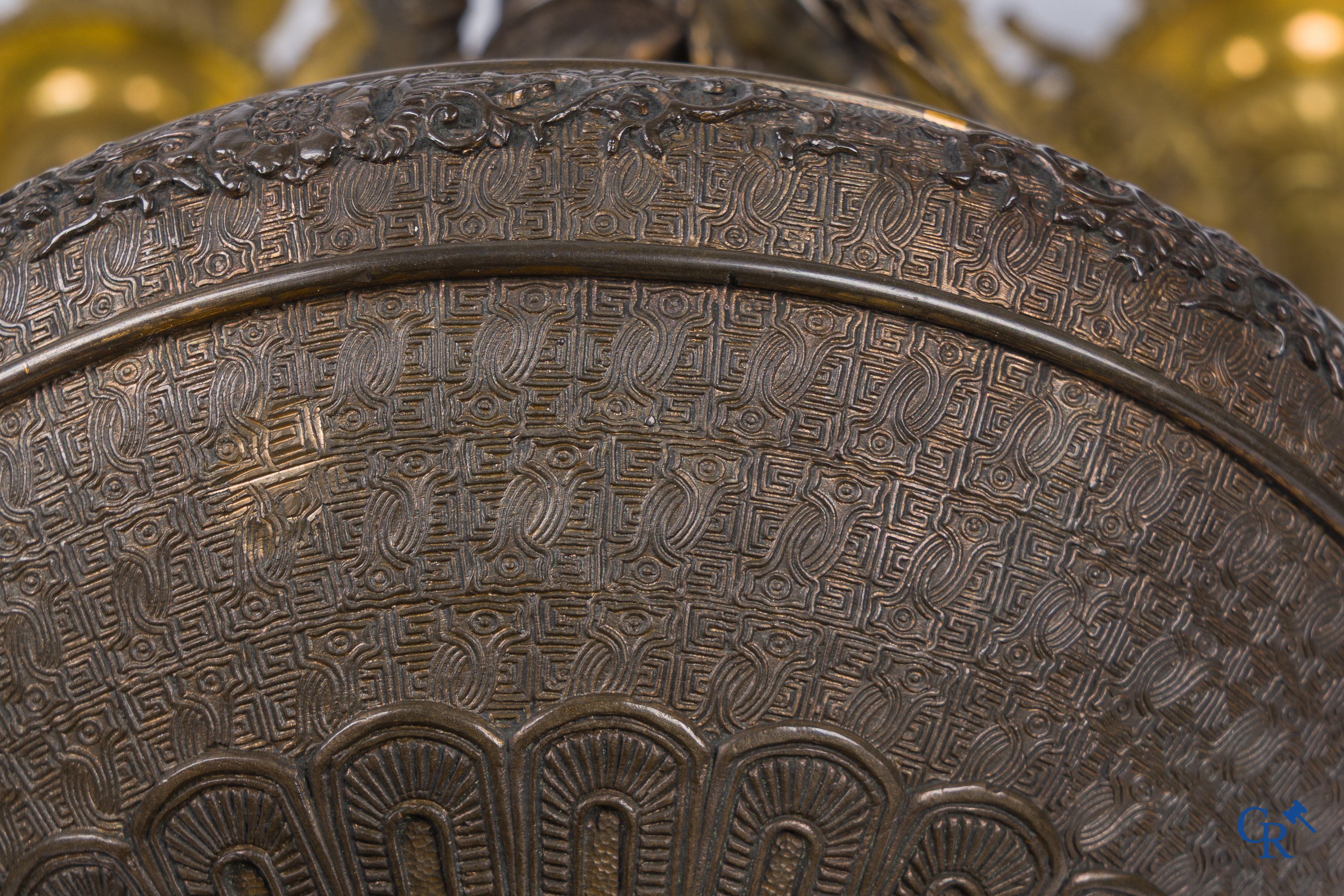 Aziatica, Een paar bronzen kandelaars met fijn bewerkte Oosterse vazen met draken. Circa 1880.