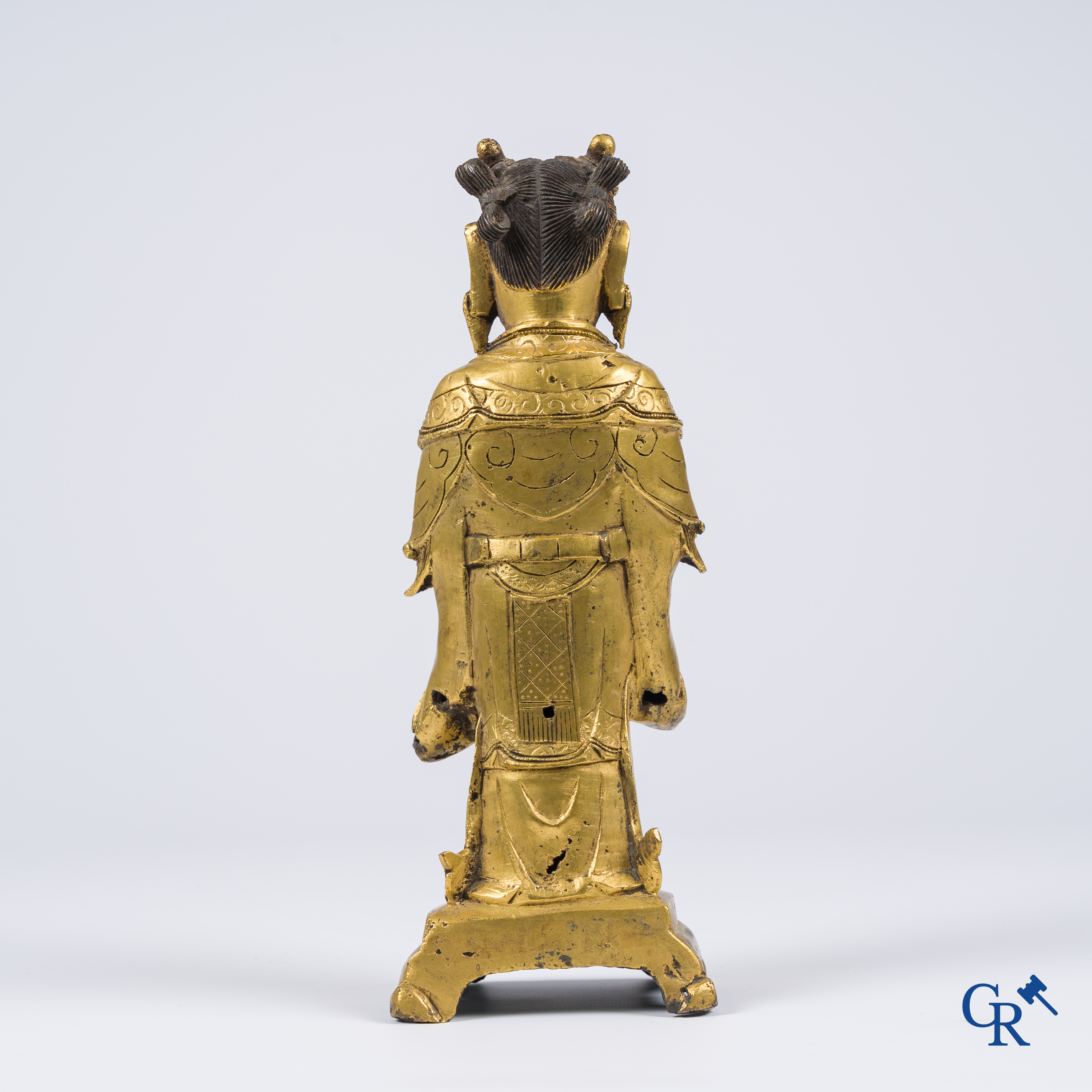 Aziatica, China. Een grote vergulde bronzen staande voorstelling van Longnu.