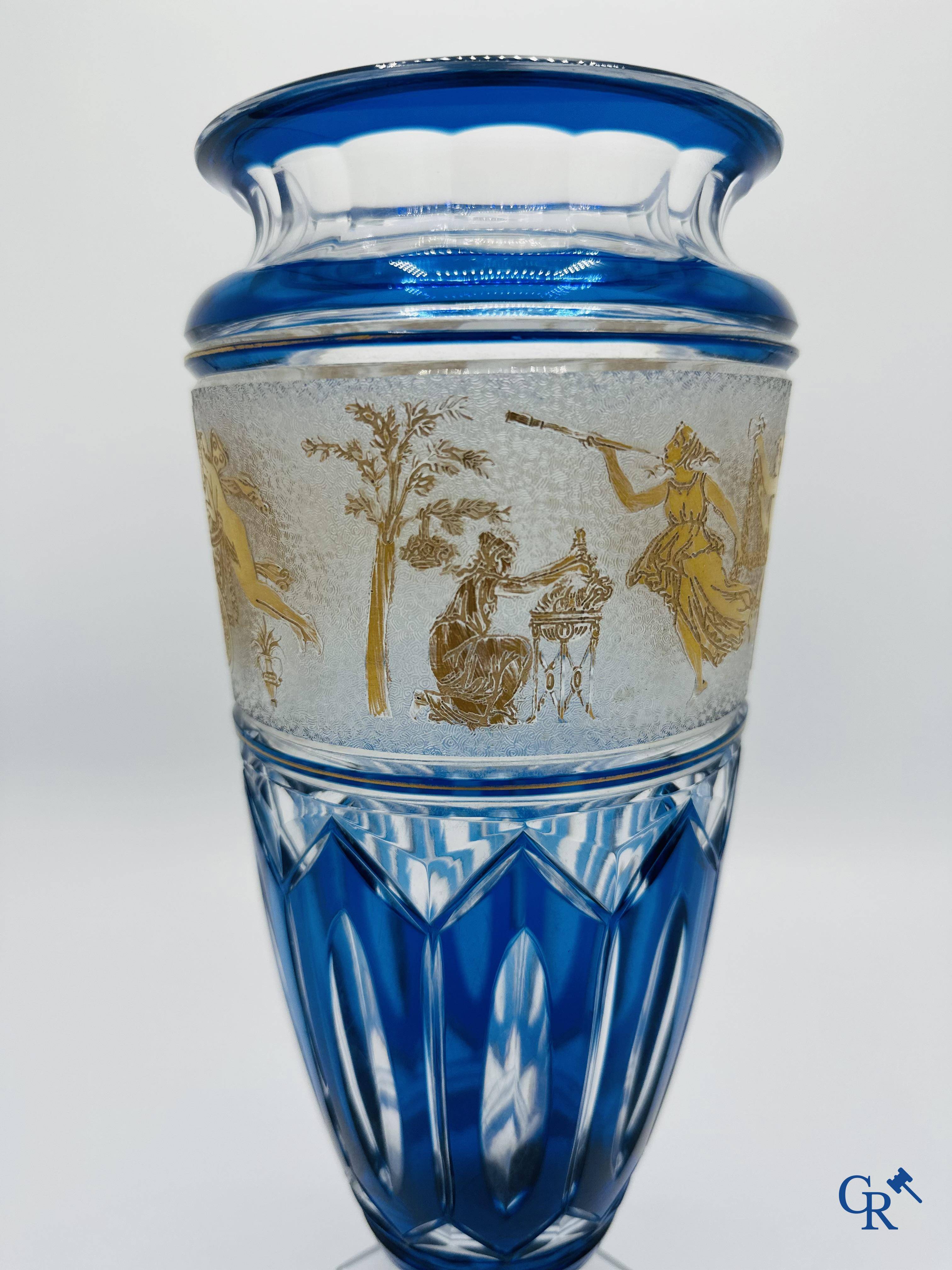 Val Saint Lambert: Léon Ledrut: Vase en cristal avec motif  "Danse de flore" sur fond bleu.