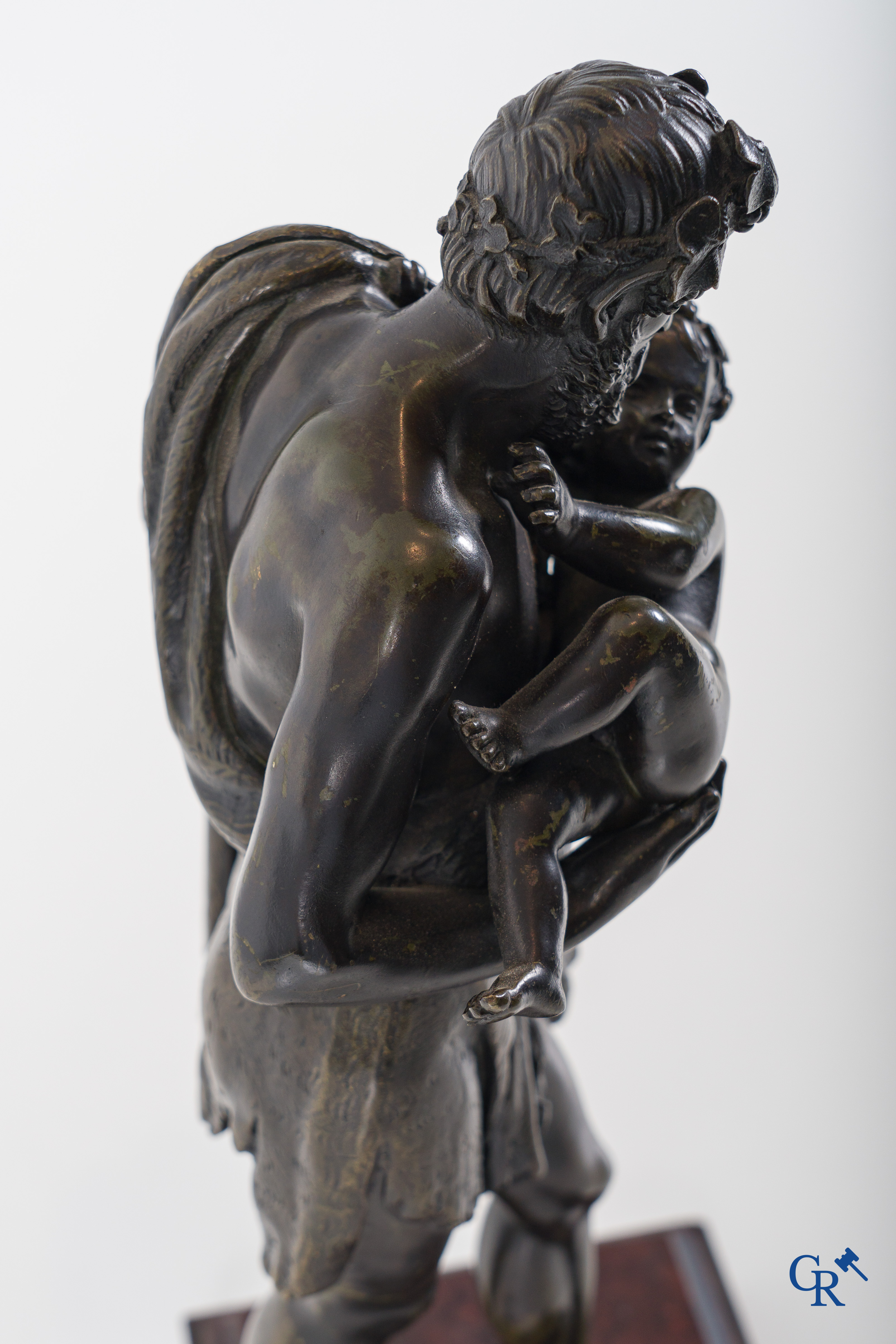 Frans werk circa 1830-1840. Silenus met het kind Dionysus, bronzen beeld naar een antiek model.