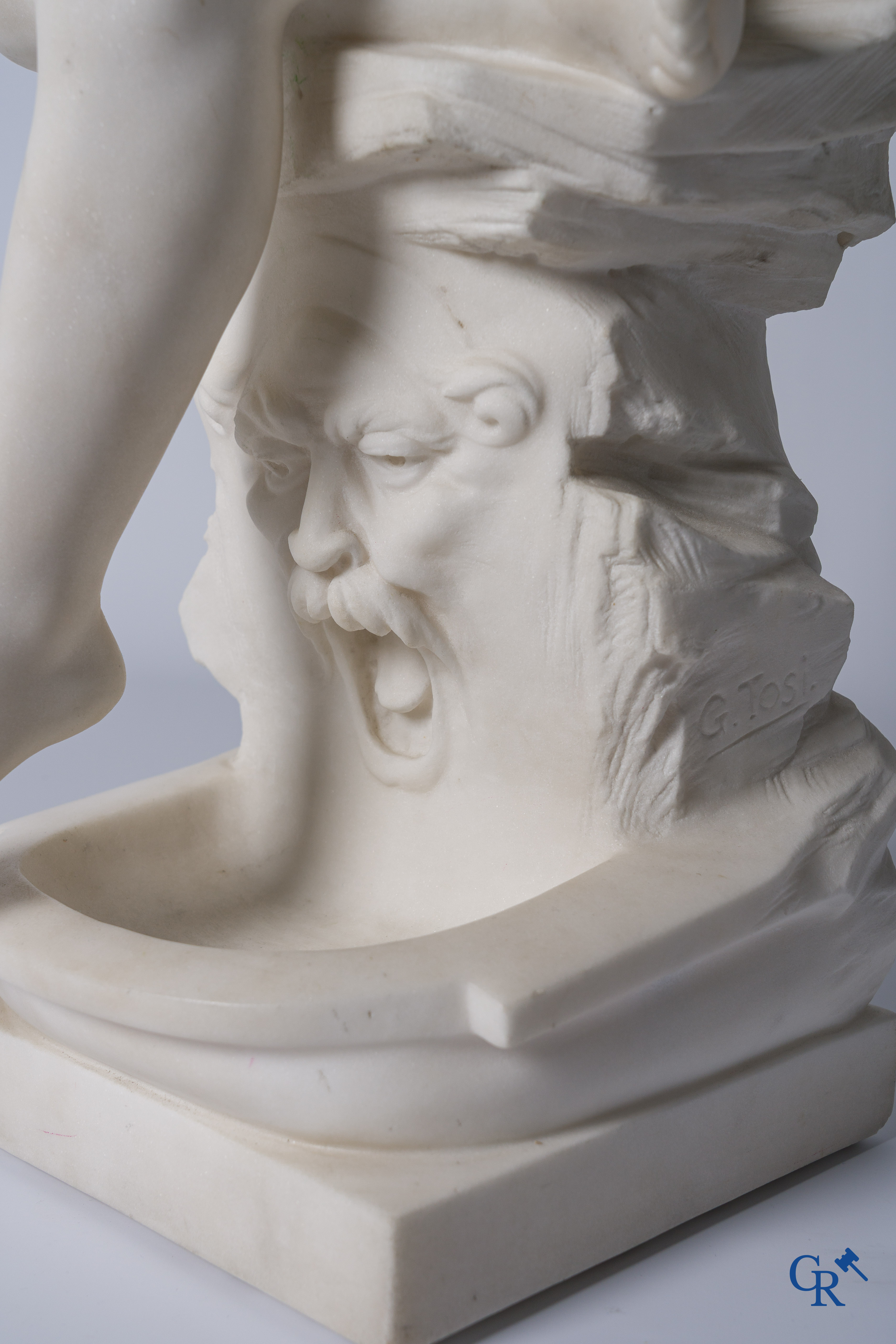 G. Tosi, Important groupe en marbre sculpté, cupidon assis à la fontaine murale. Vers 1900.