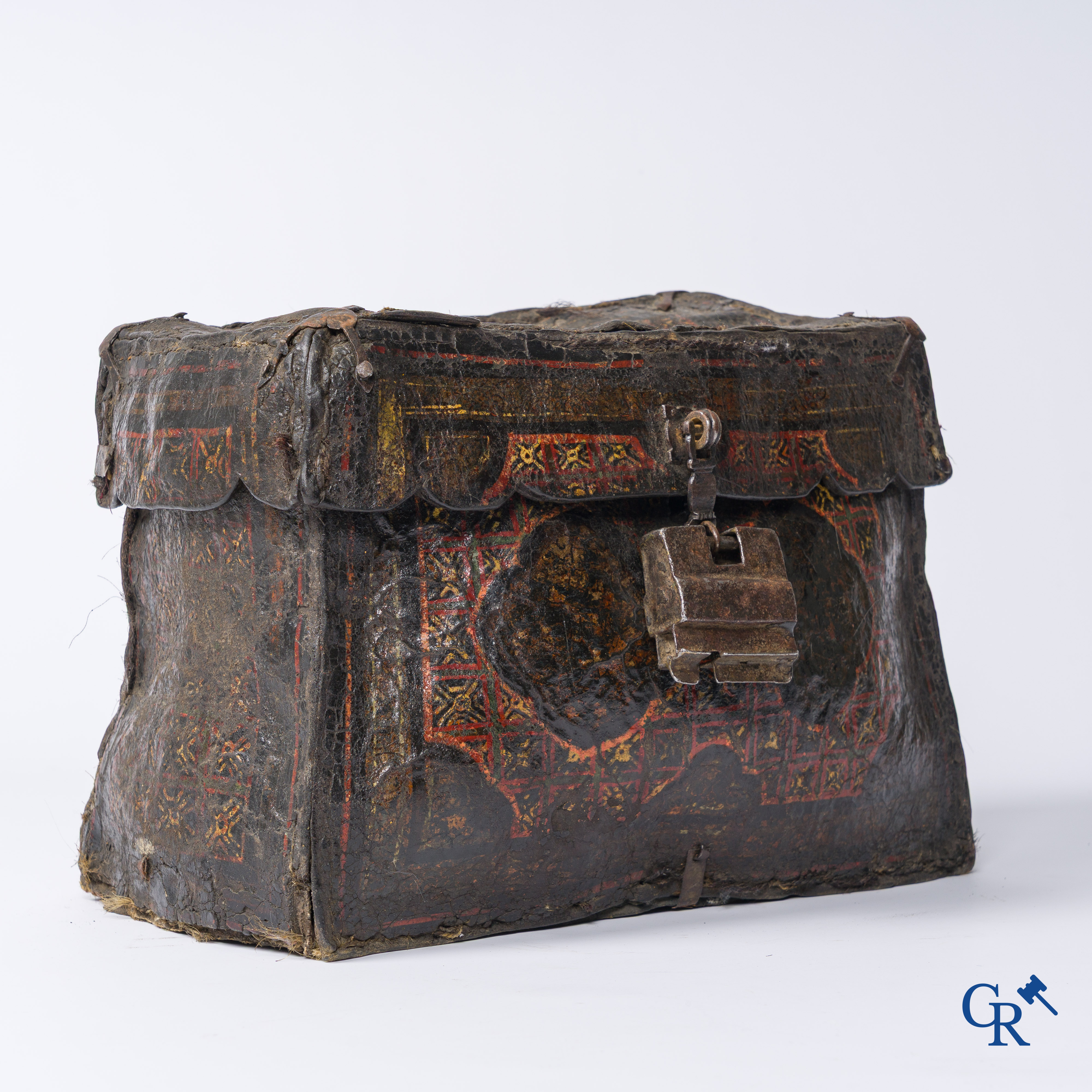 Antiek lederen geld of documenten koffer met origineel smeedijzer slotwerk.