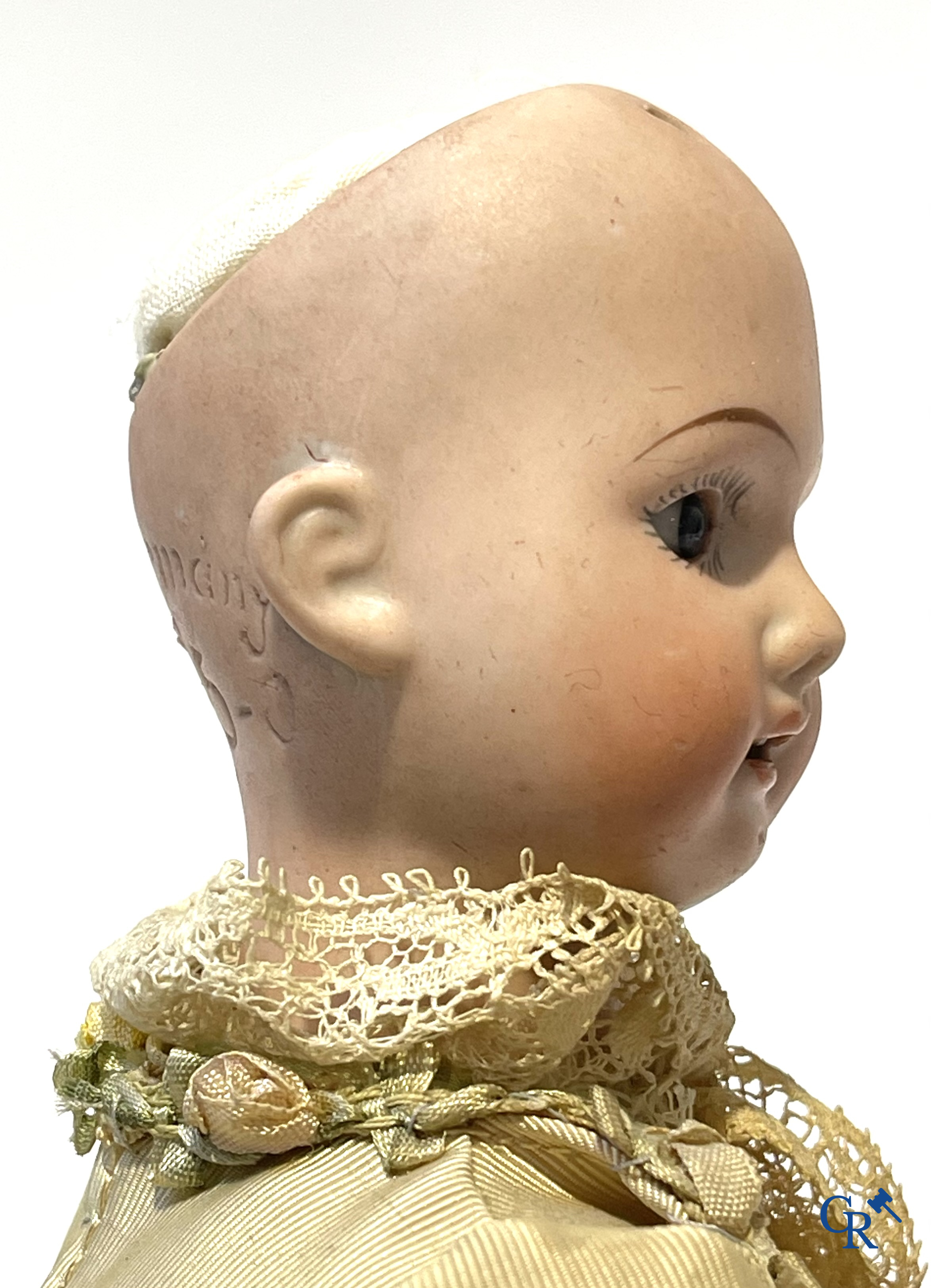 Jouets anciens, 2 poupées anciennes avec tête en porcelaine et un ancien automatique avec musique. Marqué.