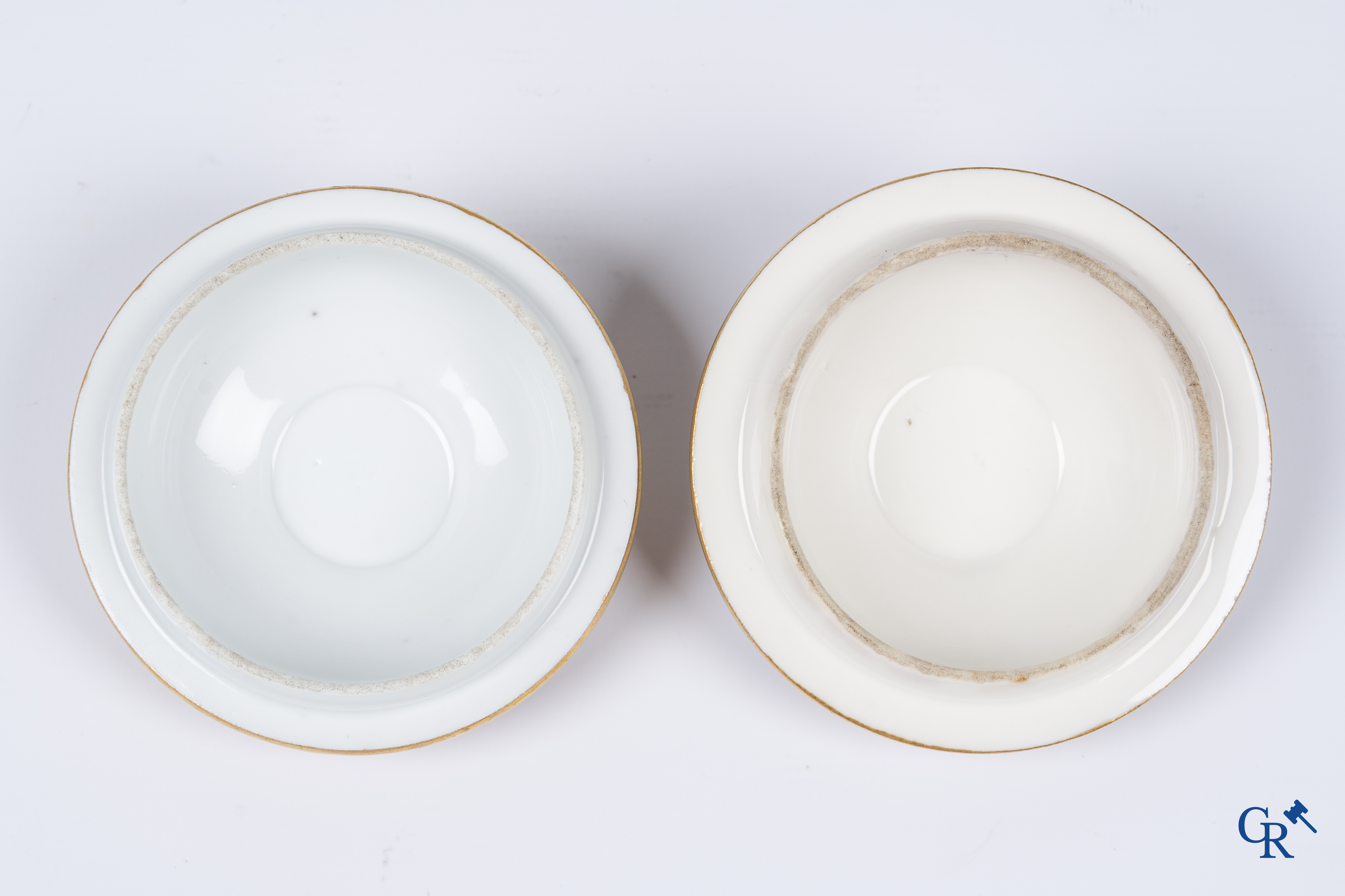 Manufacture nationale de Sèvres. Ovaal vormstuk in porselein met schildpadkleurige achtergrond. Consulaat, circa 1802.