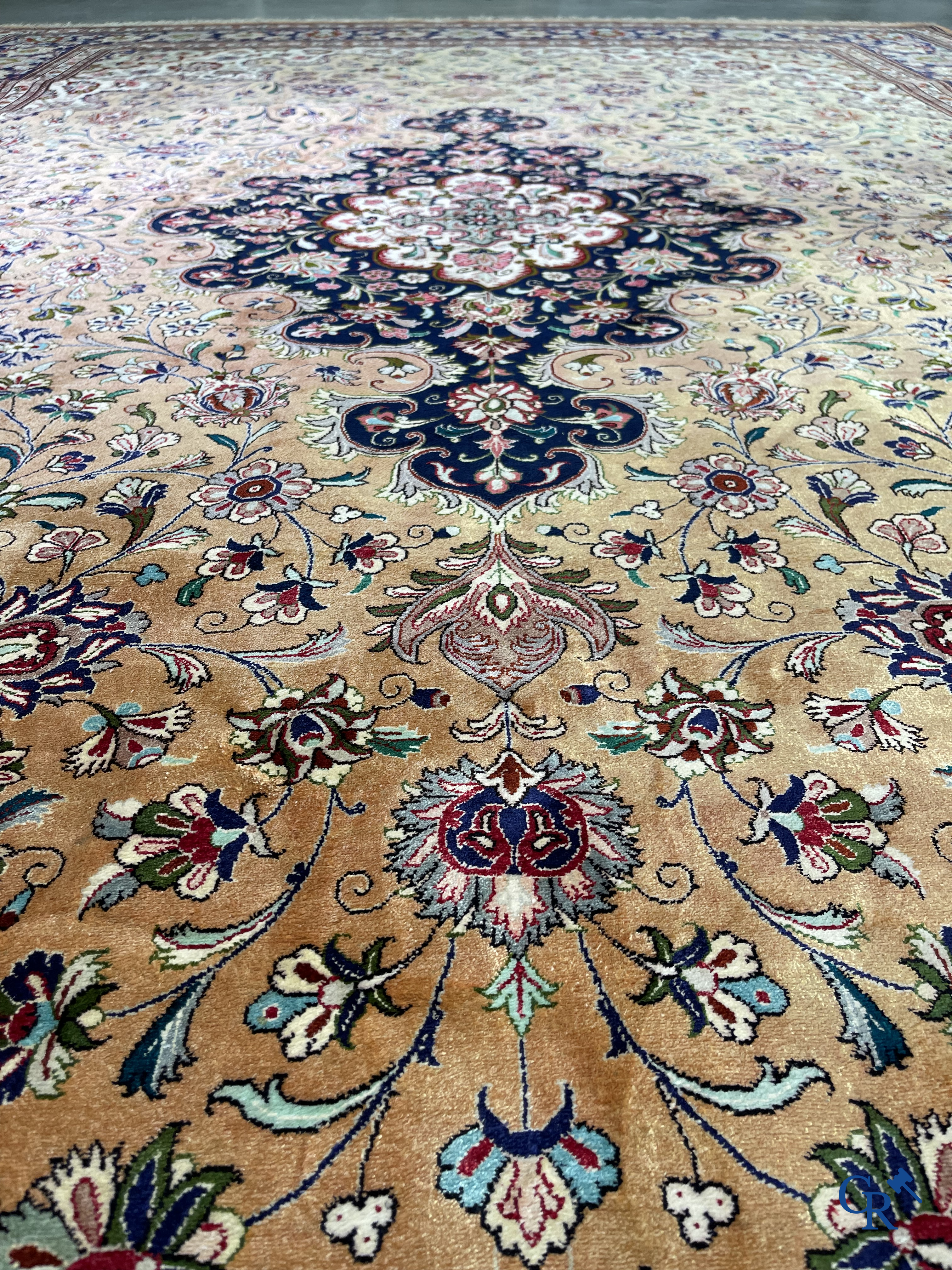 Tapis d'Orient: Ghoum, Iran. Exceptionnel tapis noué à la main en soie.