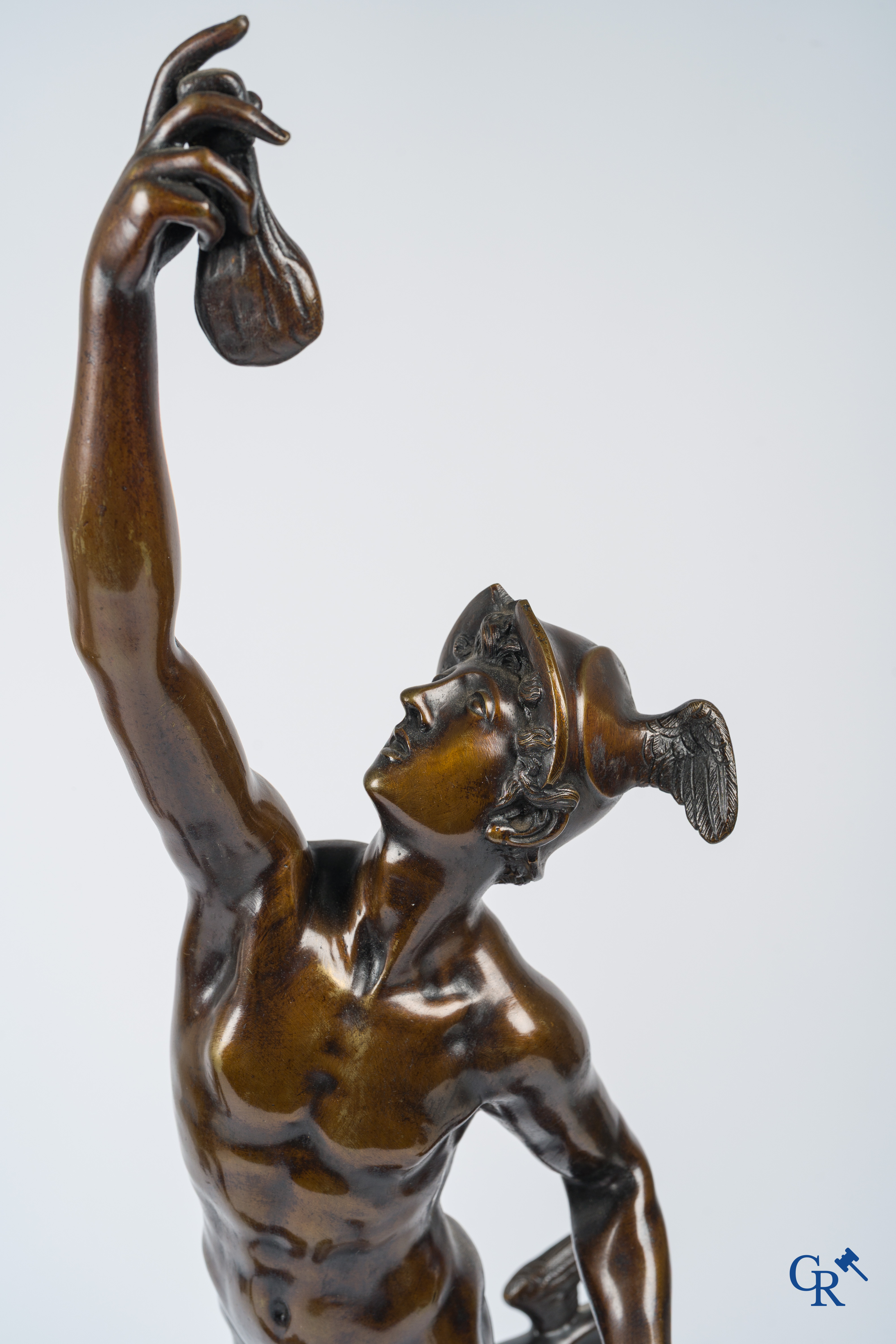 Paire d'importantes statues à l'antique en bronze d'après un modèle de Jean De Bologne.