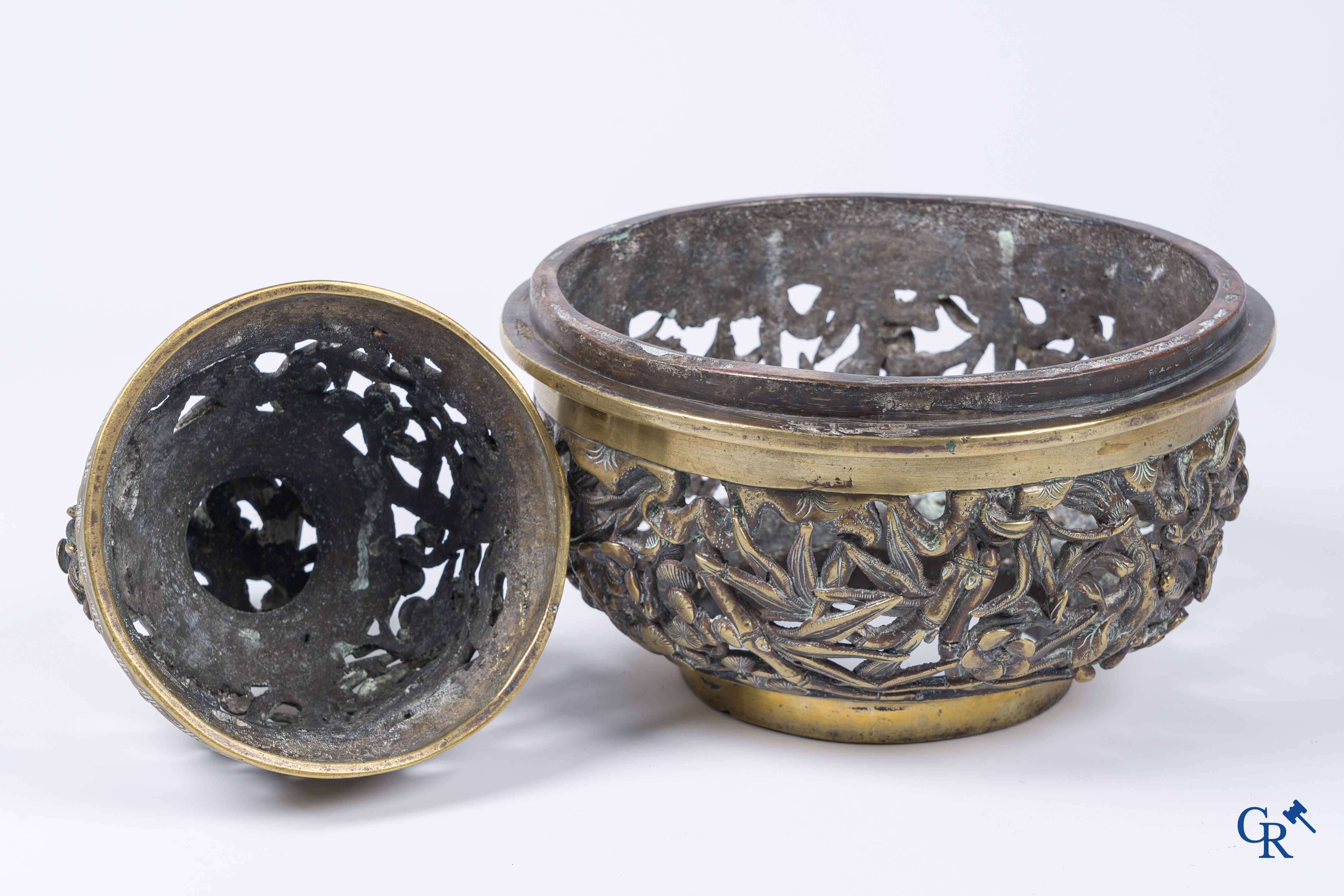 Aziatica. Een grote 3-potige en gedecoreerde bronzen wierookbrander. China 18e-19e eeuw.