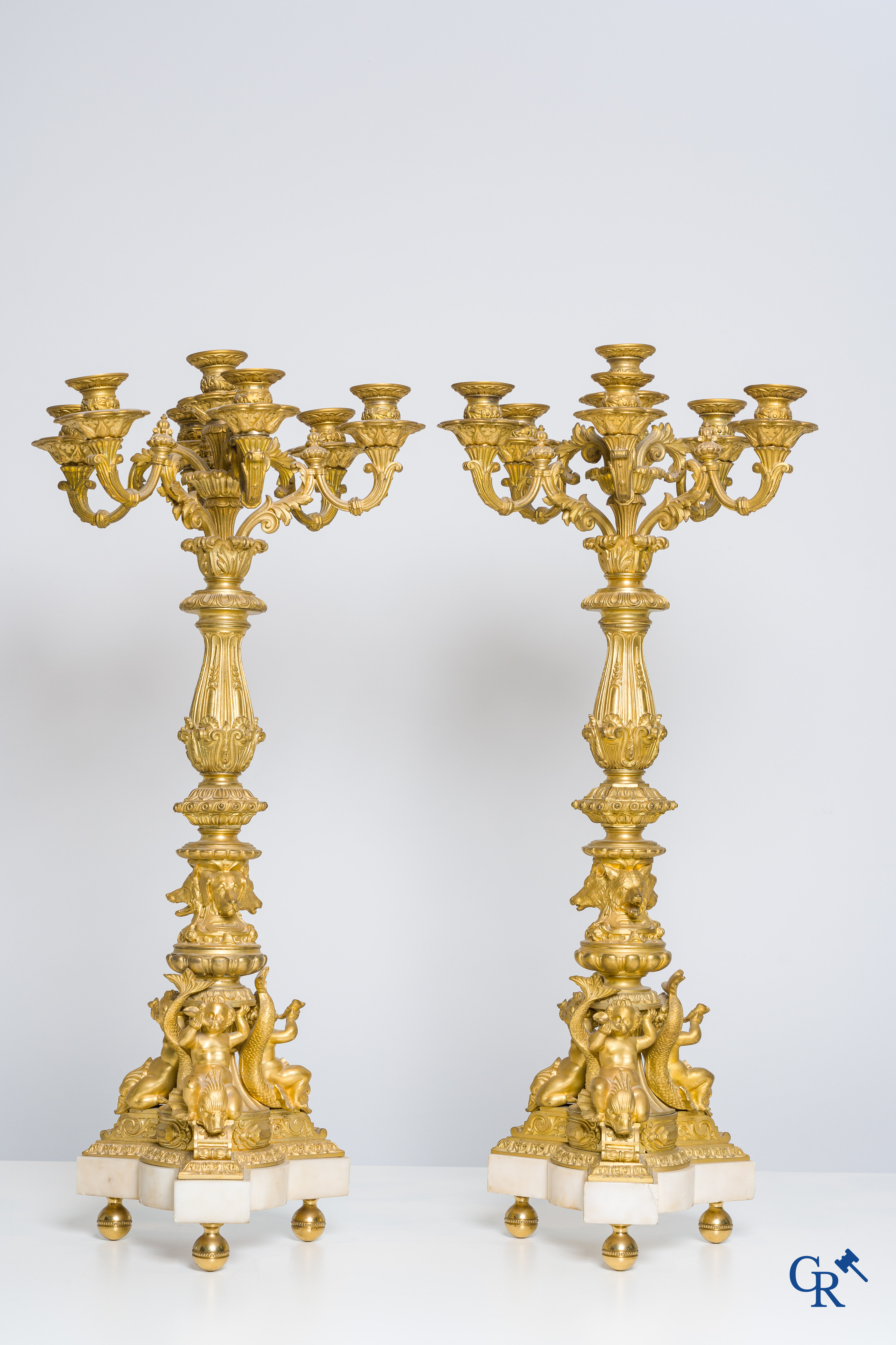 Thomire & Cie et Louis Moinet, Importante garniture de cheminée en marbre de Carrare et bronze doré. Travail parisien vers 1850.