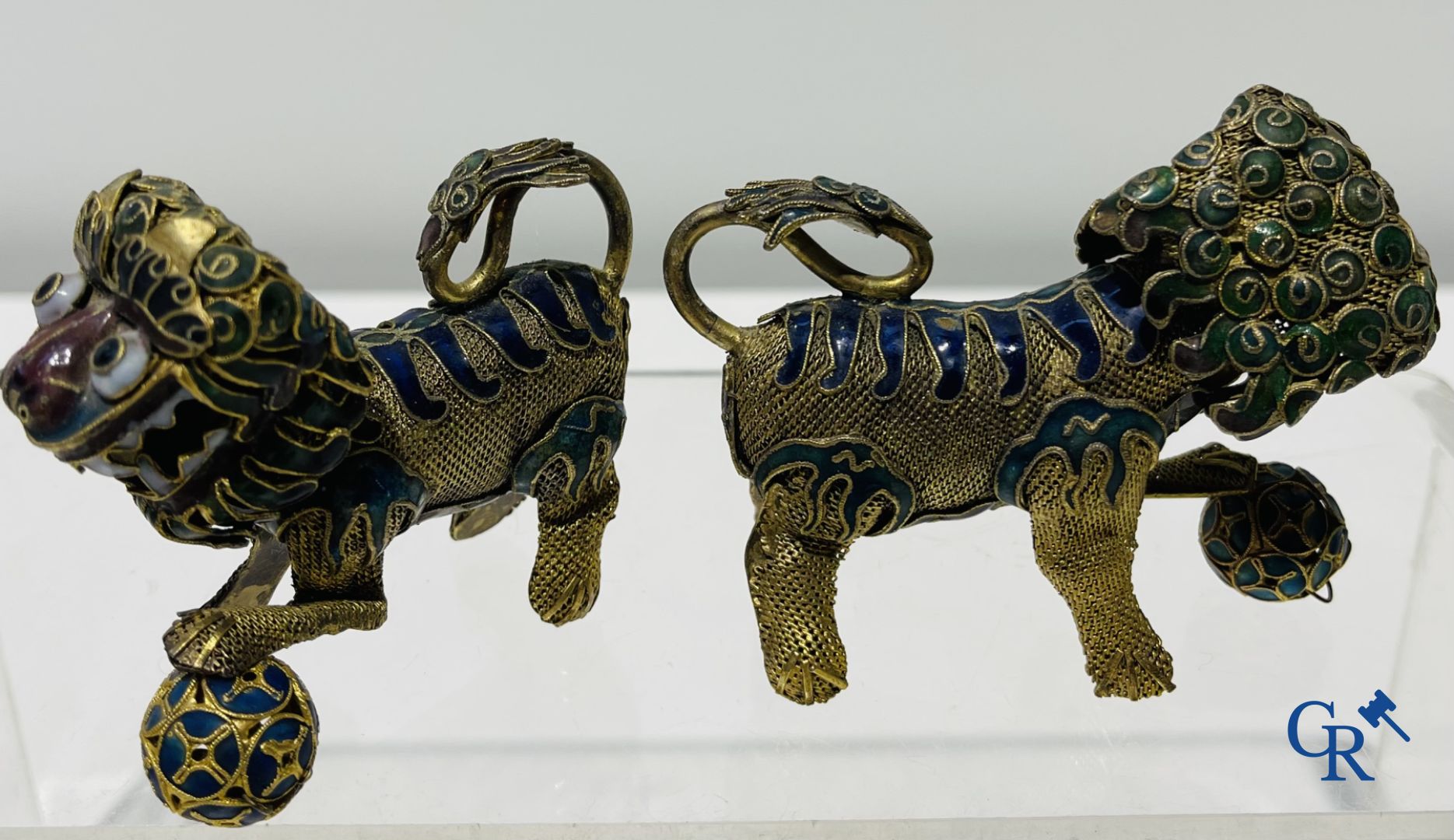 Un lot de divers objets en argent et une paire de lions bouddhistes en cuivre émaillé.