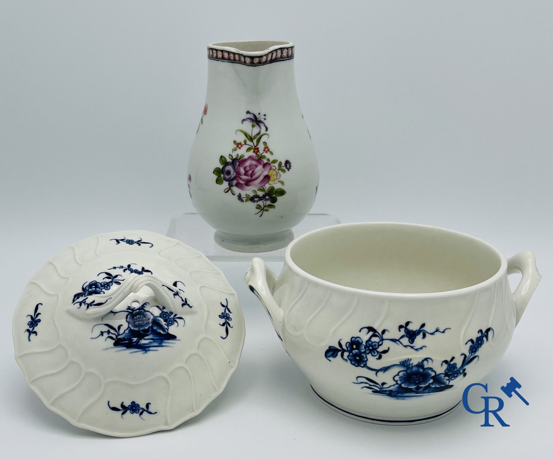 2 pièces de porcelaine de Tournai. 18ème siècle.