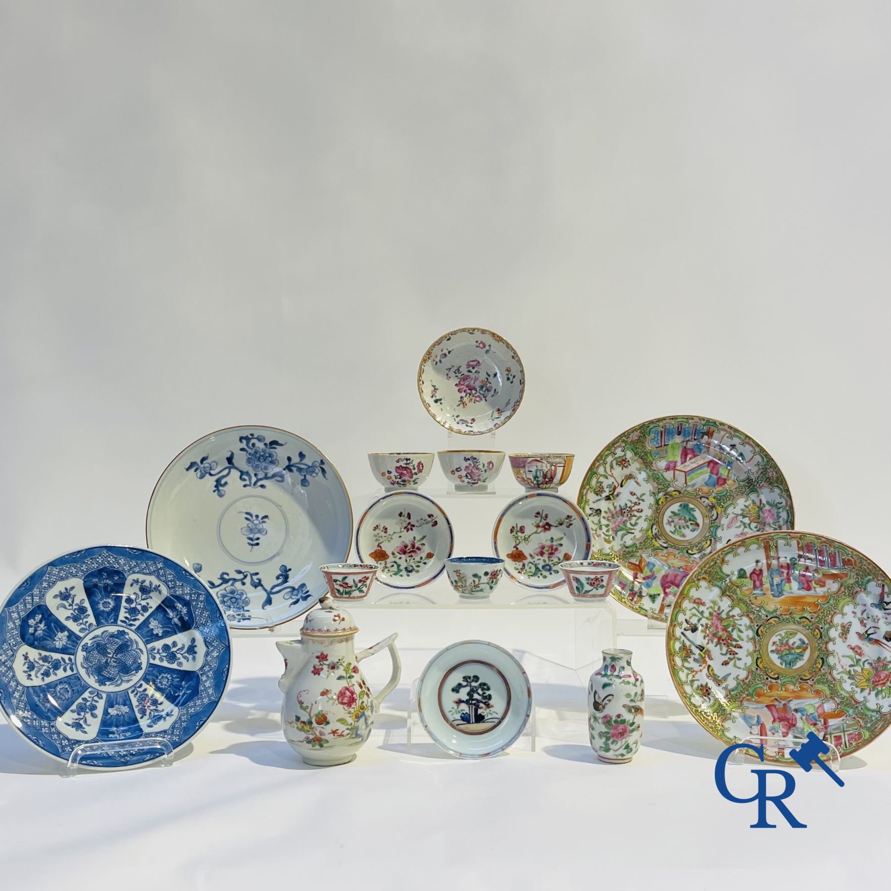 Chinese porcelain: 16 pieces of 18th and 19th century Chinese porcelain.