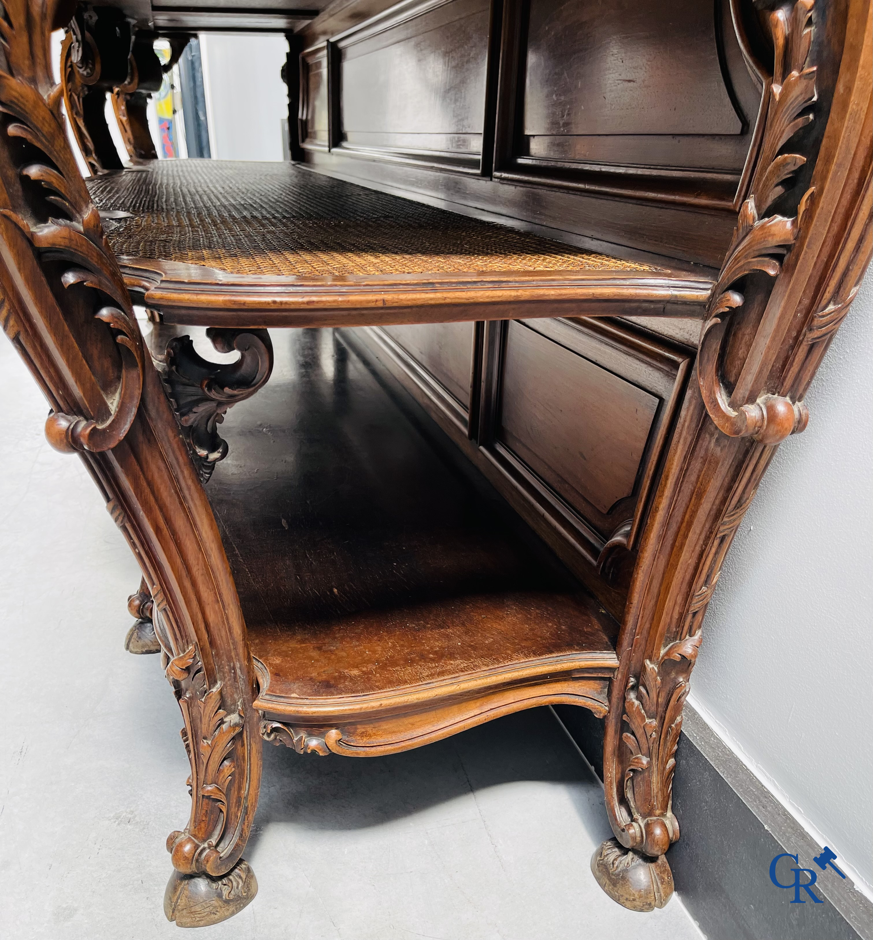 Maison Roll, 42, Rue Faubourg St. Antoine Paris. Een uitzonderlijk desserte meubel in gesculpteerd notelaar. LXVI-Stijl.