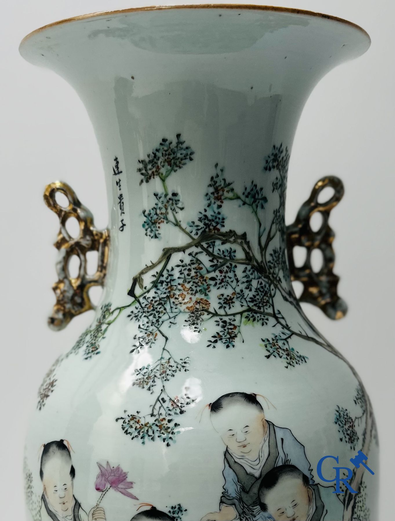 Porcelaine Chinoise: Vase Chinois à décor de 7 enfants jouant dans un jardin.