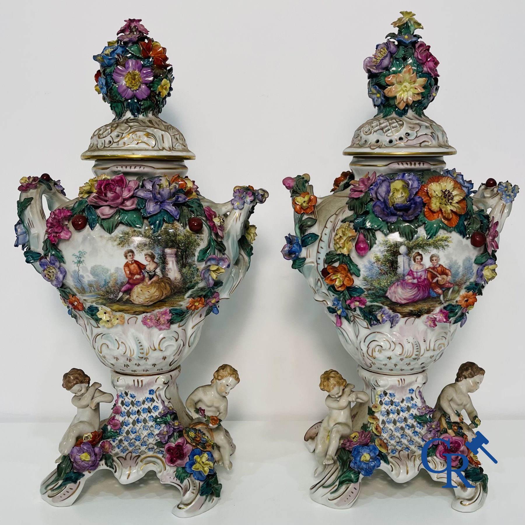 Dresde : Une paire de vases à couvercle en porcelaine ajourée.