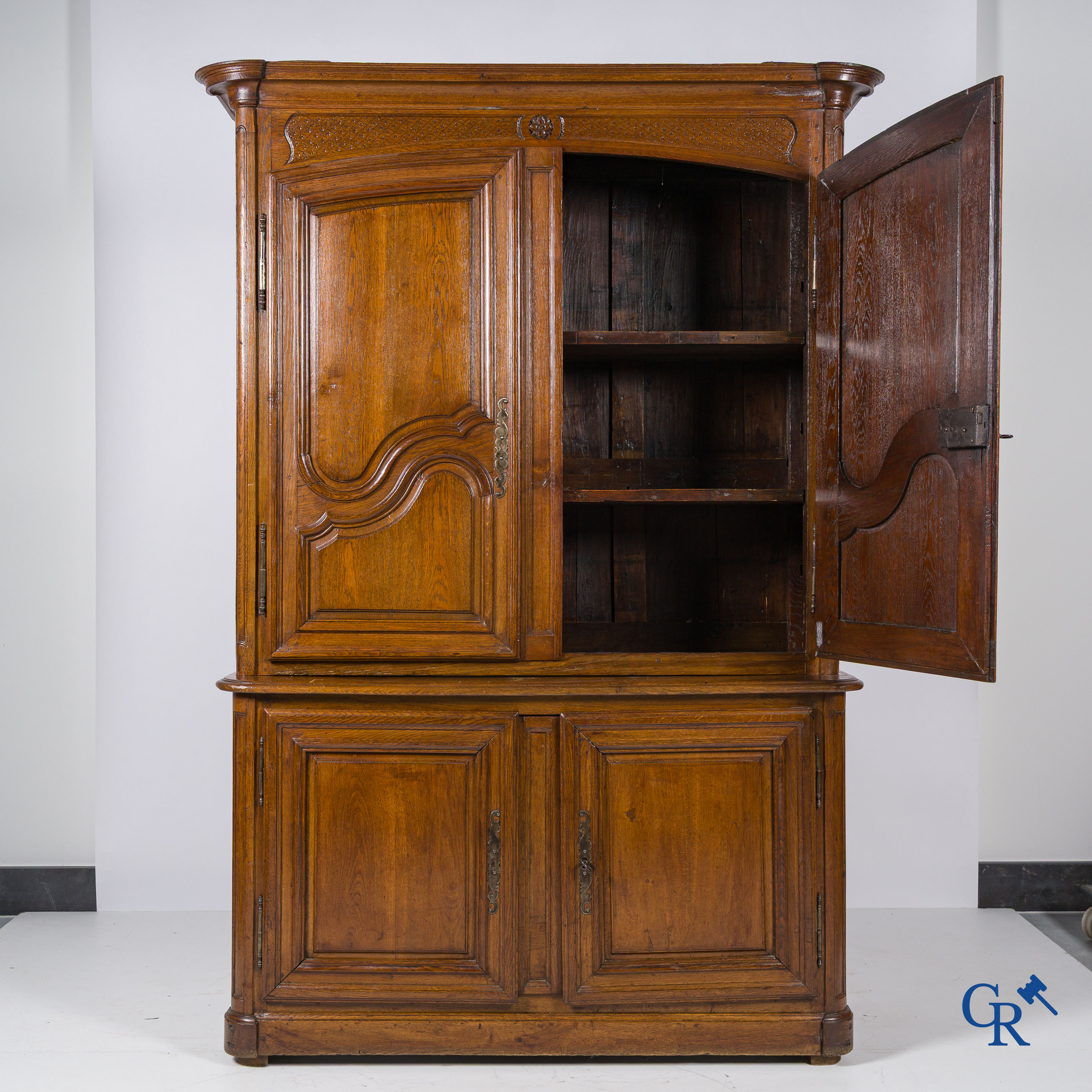 Eikenhouten deux-corps meubel met mooie patina. 18e eeuw.