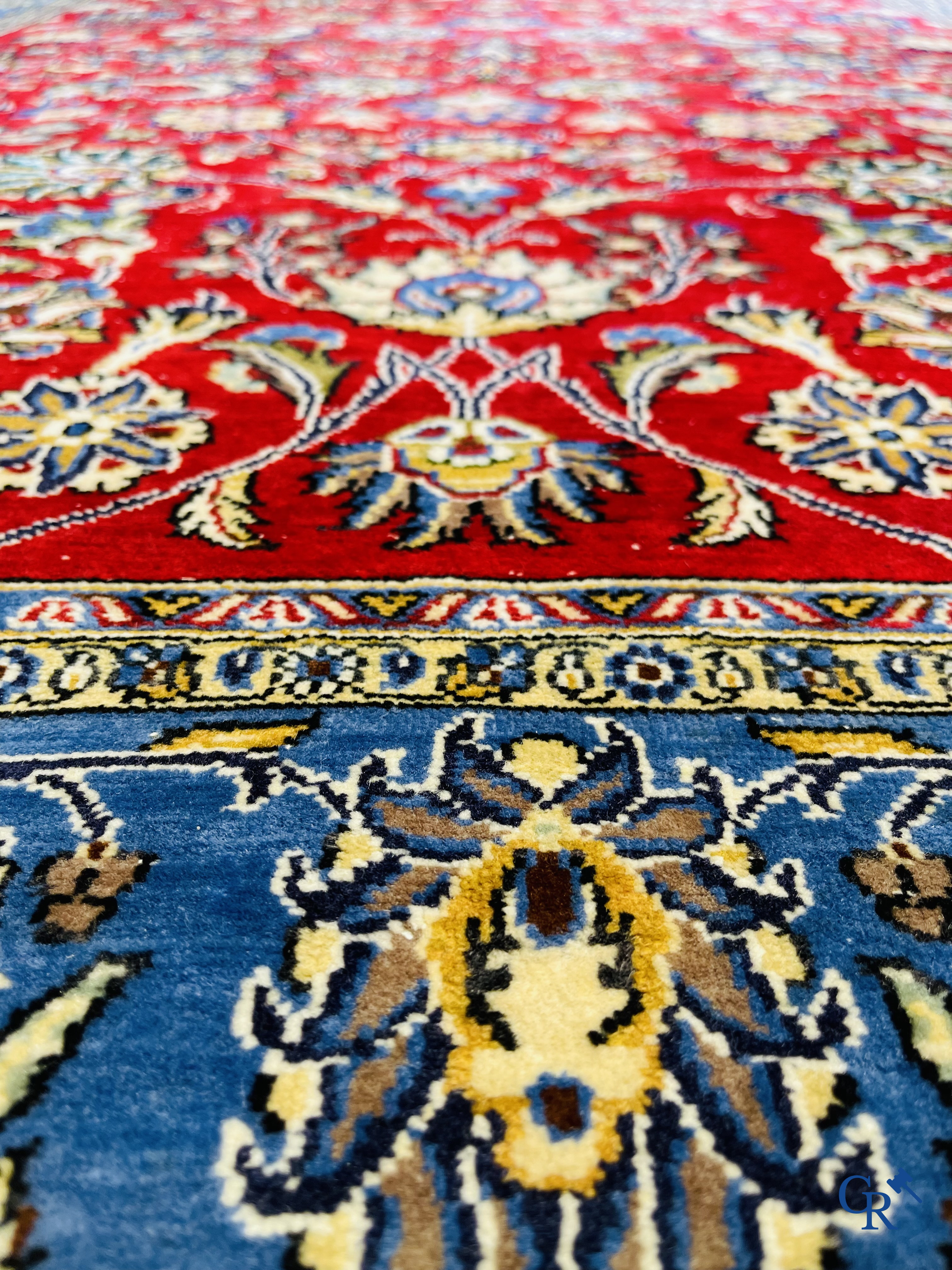 Tapis d'orient: Iran, tapis persan finement noué à la main avec un décor floral sur fond rouge et bleu.