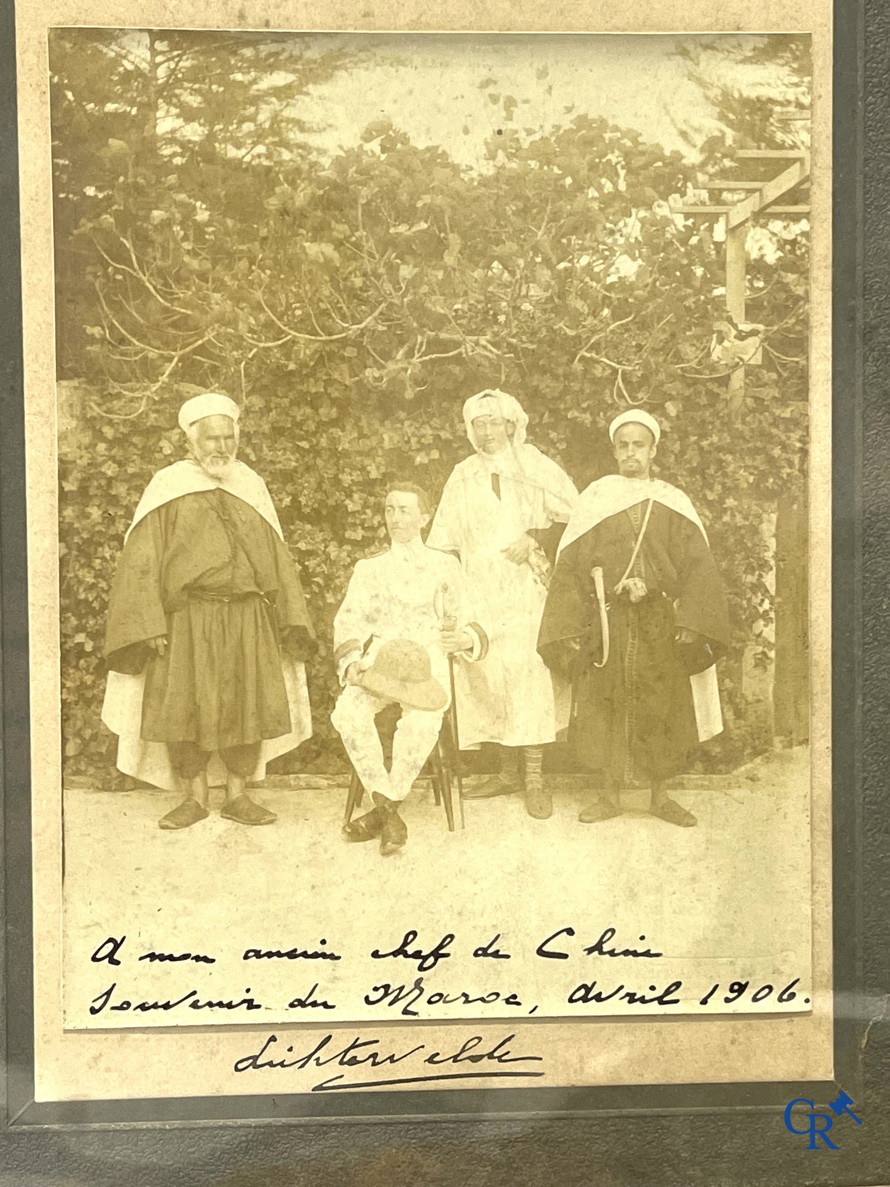 Un lot de brocante, carafe avec monture en argent, peinture, buste en bois, photo ancienne, etc.