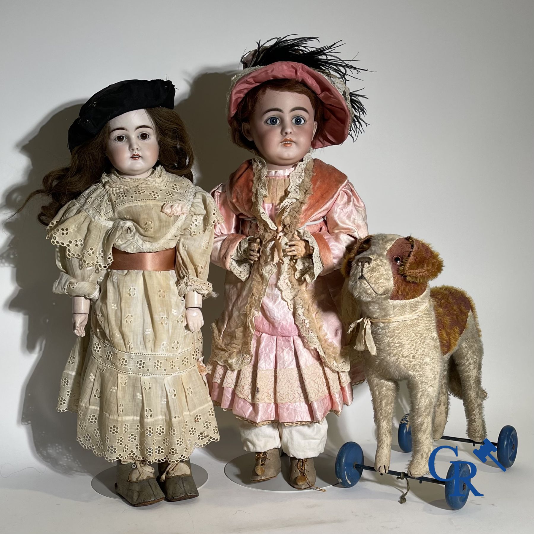 Jouets: poupées anciennes: Joli lot de 2 poupées anciennes tête porcelain et un chien sur roulettes.