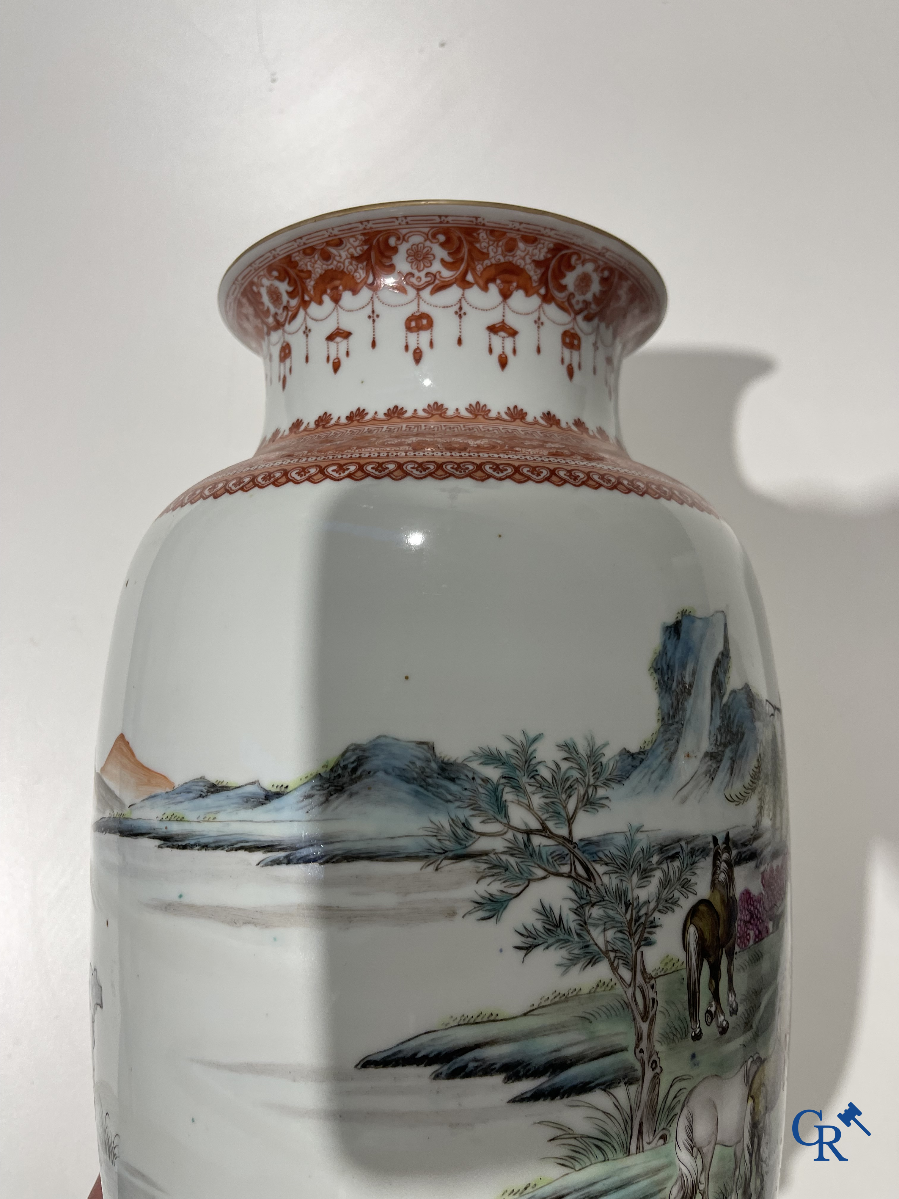 Art Asiatique, porcelaine chinoise. Une paire de vases chinois avec un décor de chevaux et de personnages.