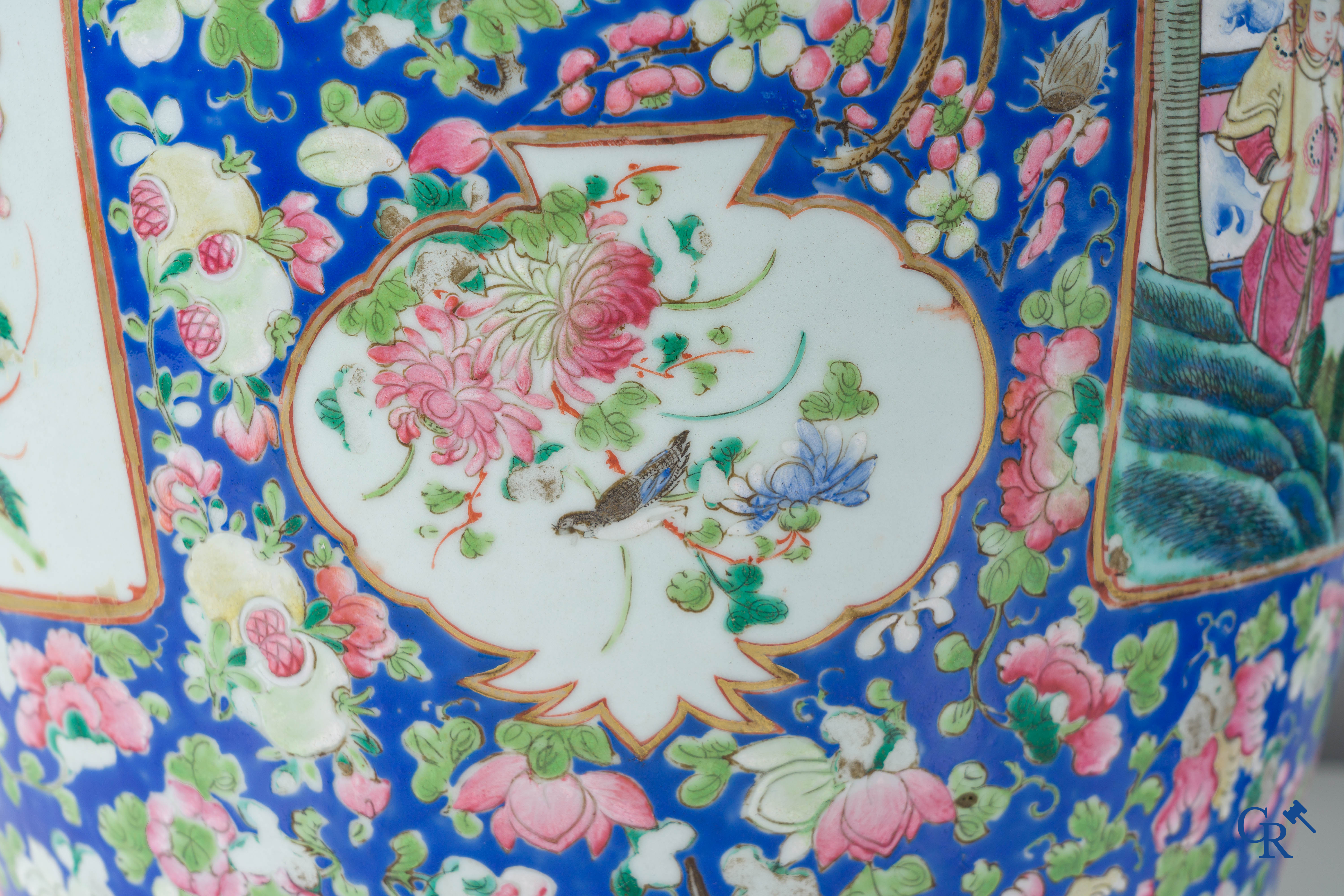 Art Asiatique: Porcelaine chinoise. Une paire d'importantes vases chinois avec un décor famille rose. Chine 19ème siècle.