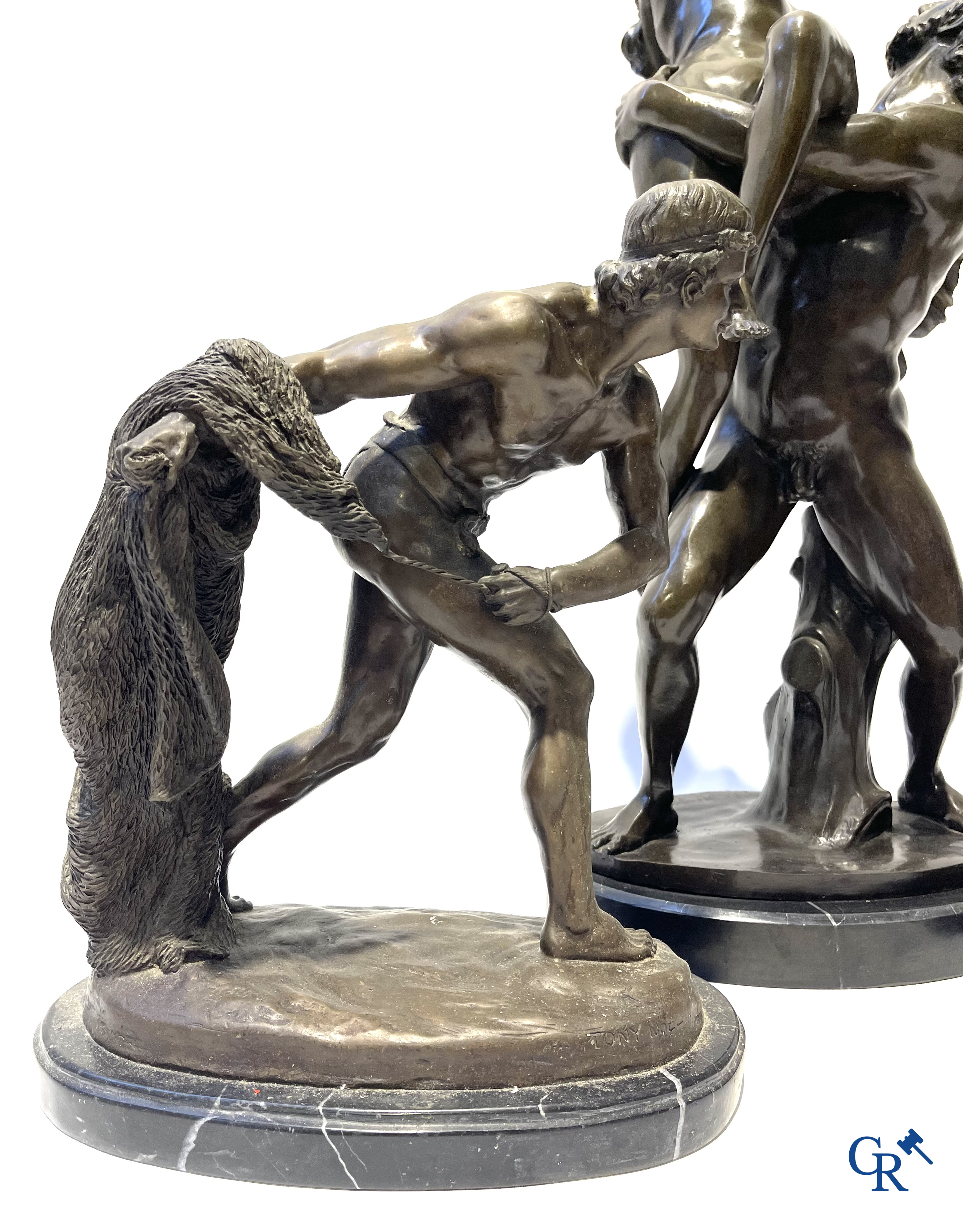 3 statues à l'antique en bronze, socle en marbre. XXème siècle.