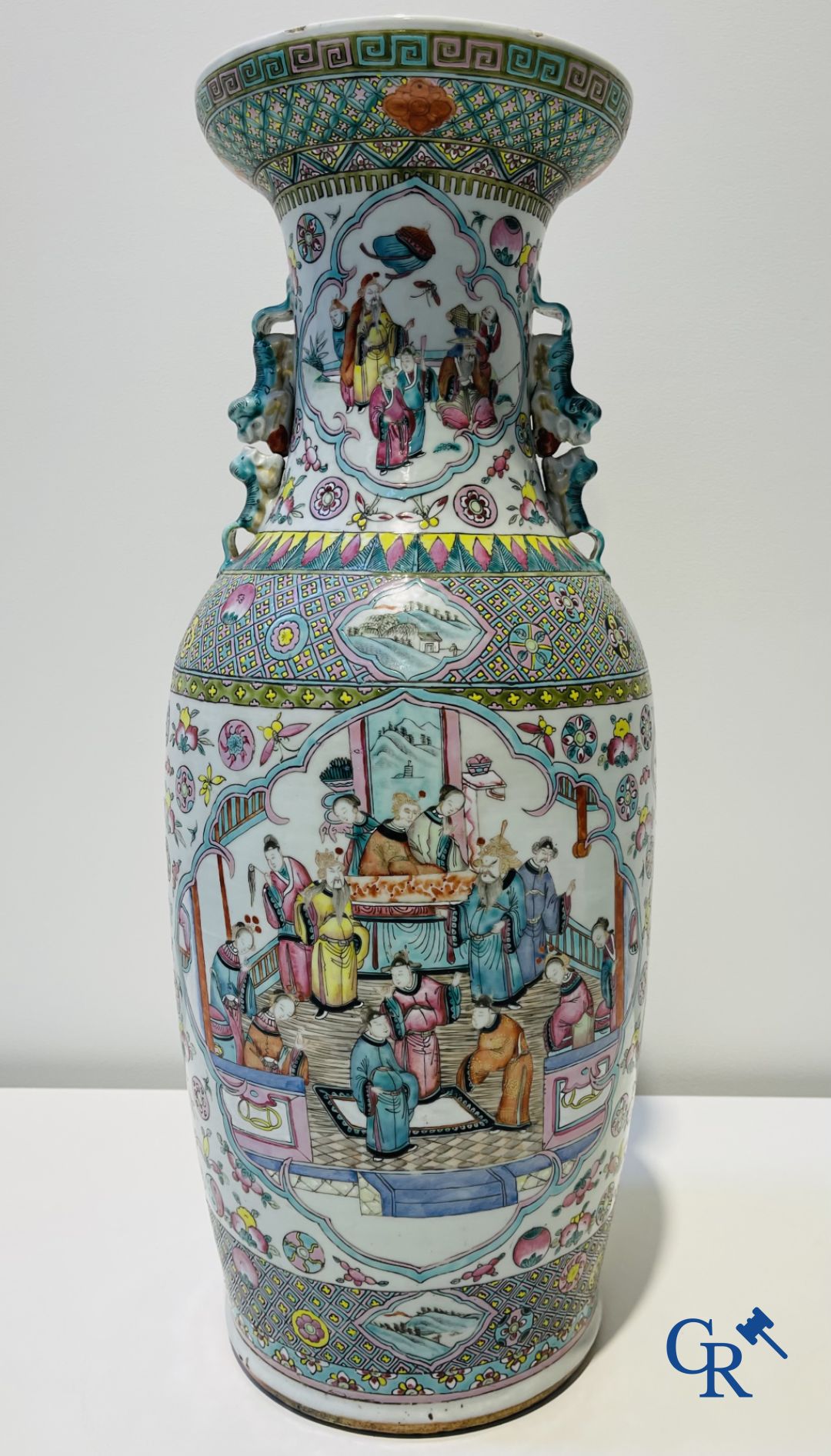 Art Asiatique: Porcelaine chinoise, une paire de vases  famille rose avec des scènes de cour. XIXe siècle.