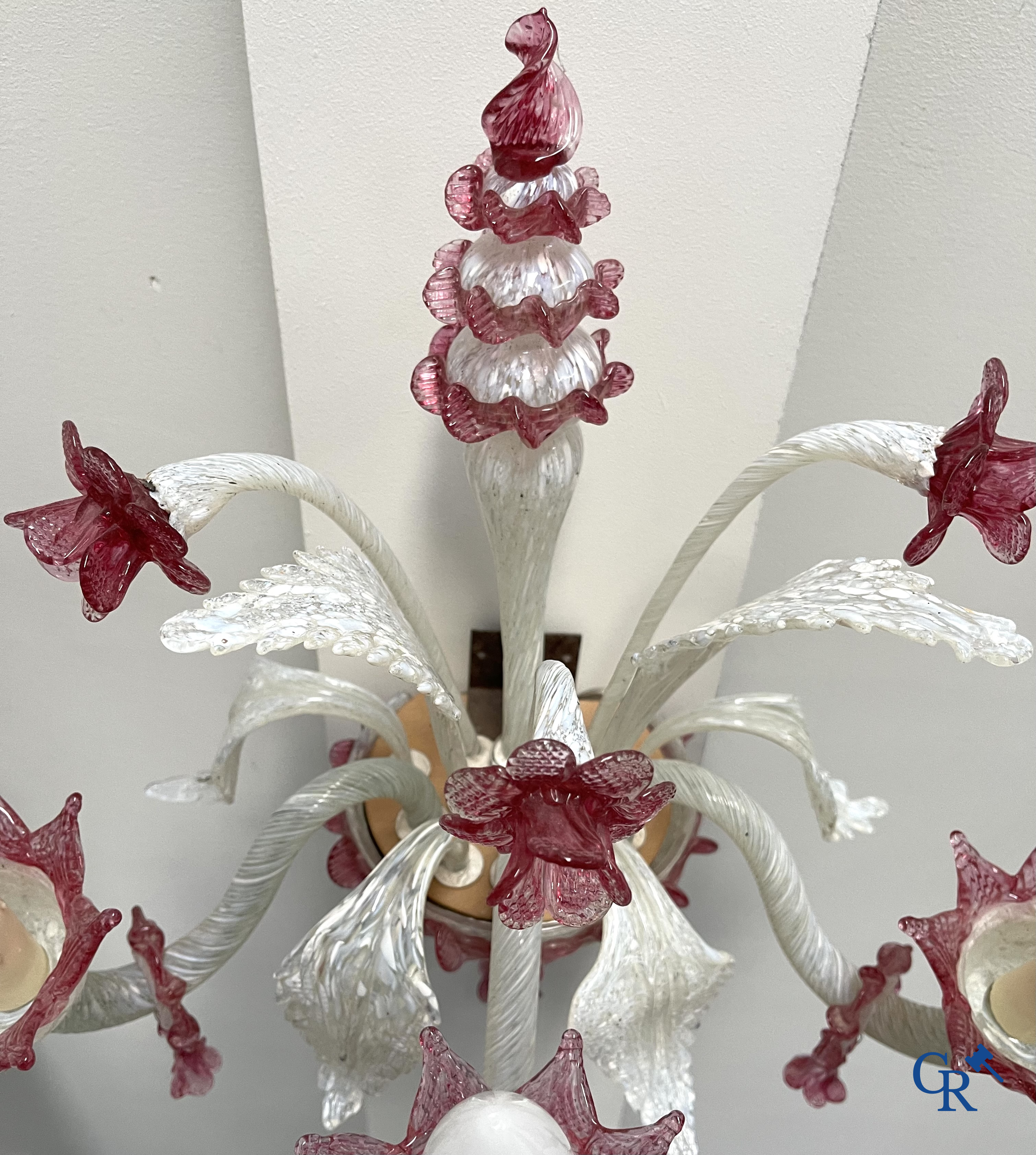 Un lot d'une lampe de table vénitienne, une paire de grandes appliques en verre vénitien et un plafonnier en Murano.