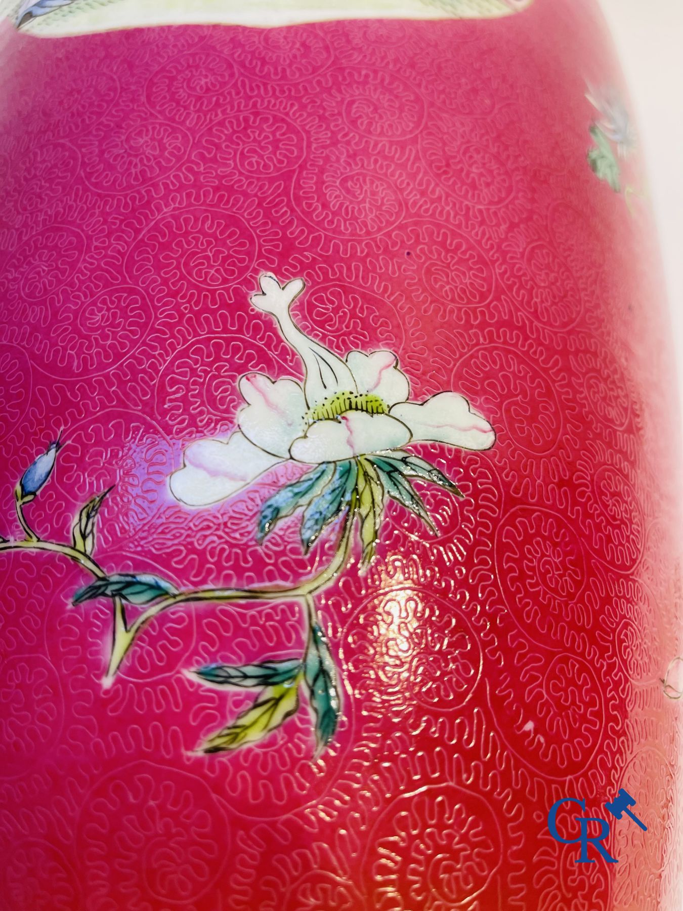 Porcelaine chinoise: Un vase chinois famille rose décoré sur un fond rouge rubis en technique sgraffito.