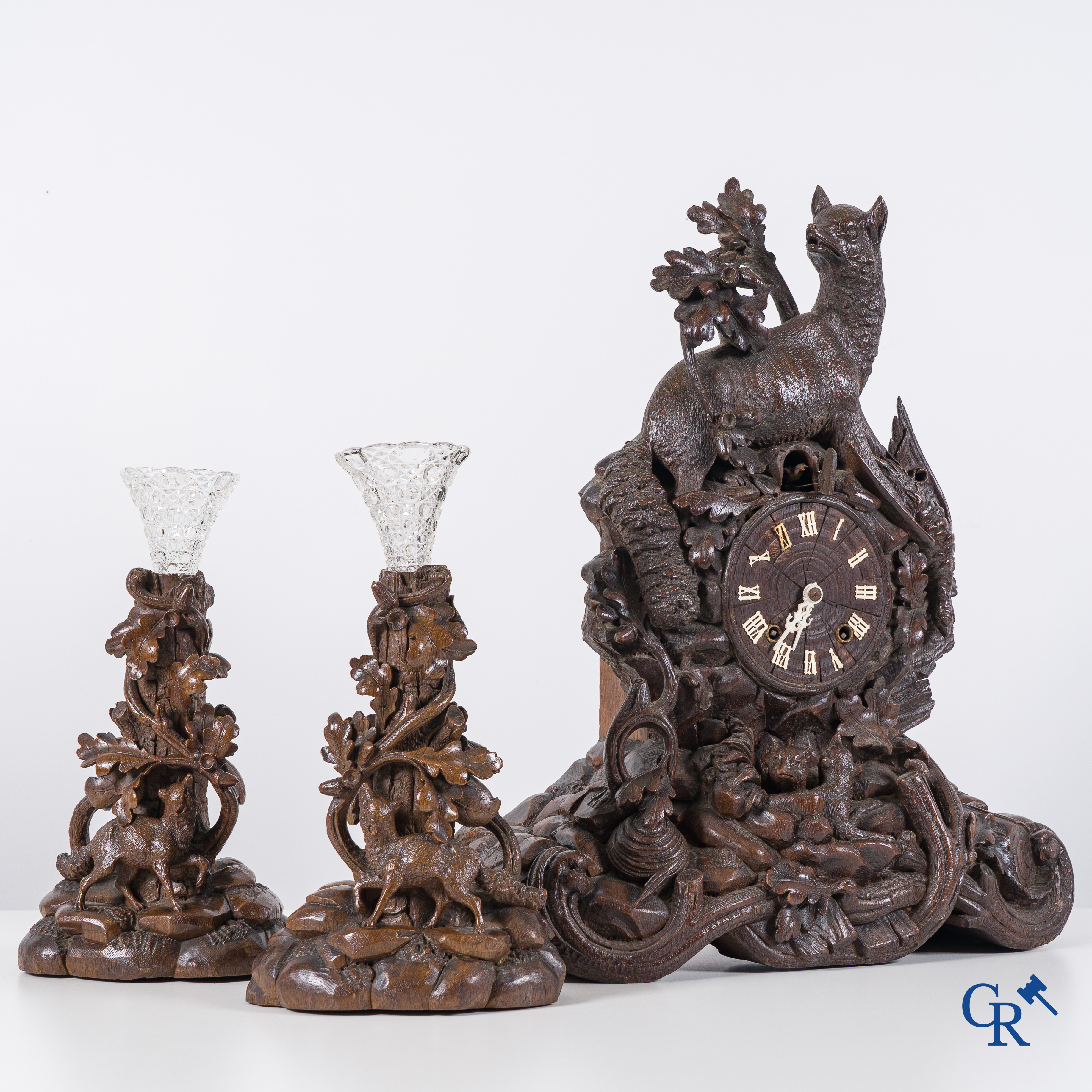 Forêt-Noire, vers 1900. Une grande horloge coucou 3 pièces en bois sculpté.