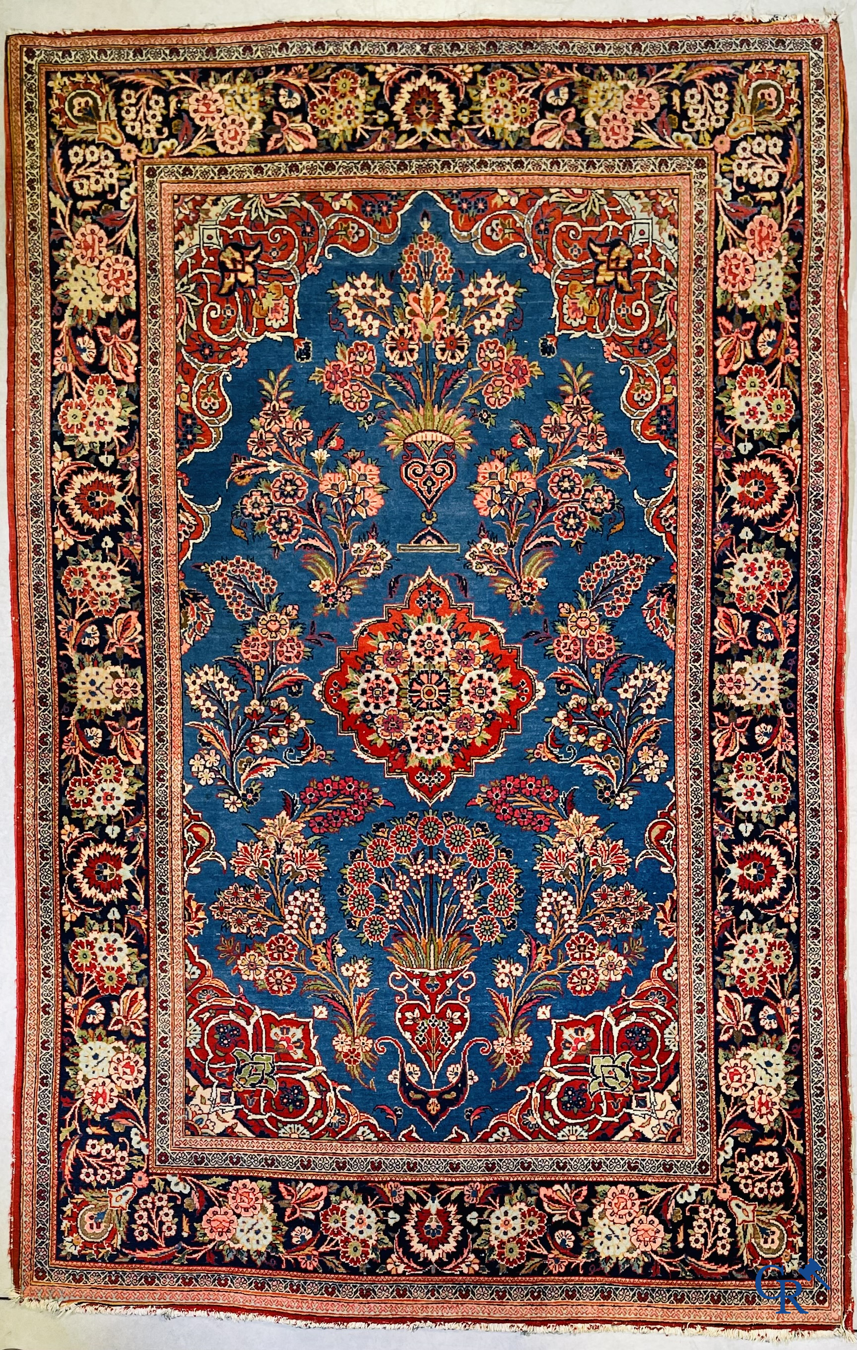 Tapis d'orient: Iran, tapis persan antique finement noué à la main avec des fleurs et des vases à fleurs.