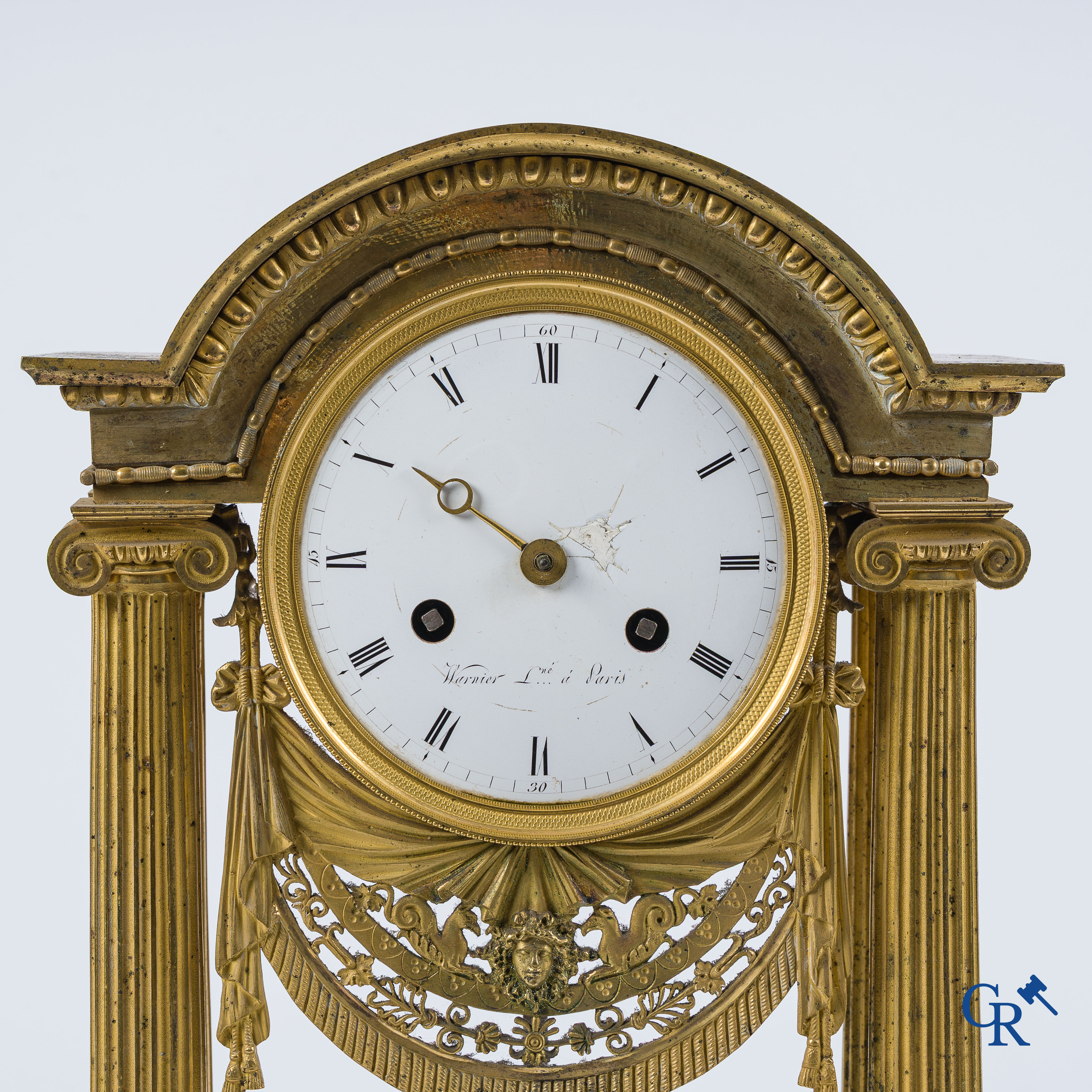 Warnier l'ainé à Paris. Pendule portique en bronze finement ciselé et doré. Fin du XVIIIe siècle.