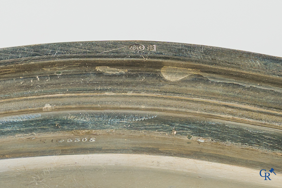 Zilver. Grote gelobde serveer schotel in zilver 800°/00.