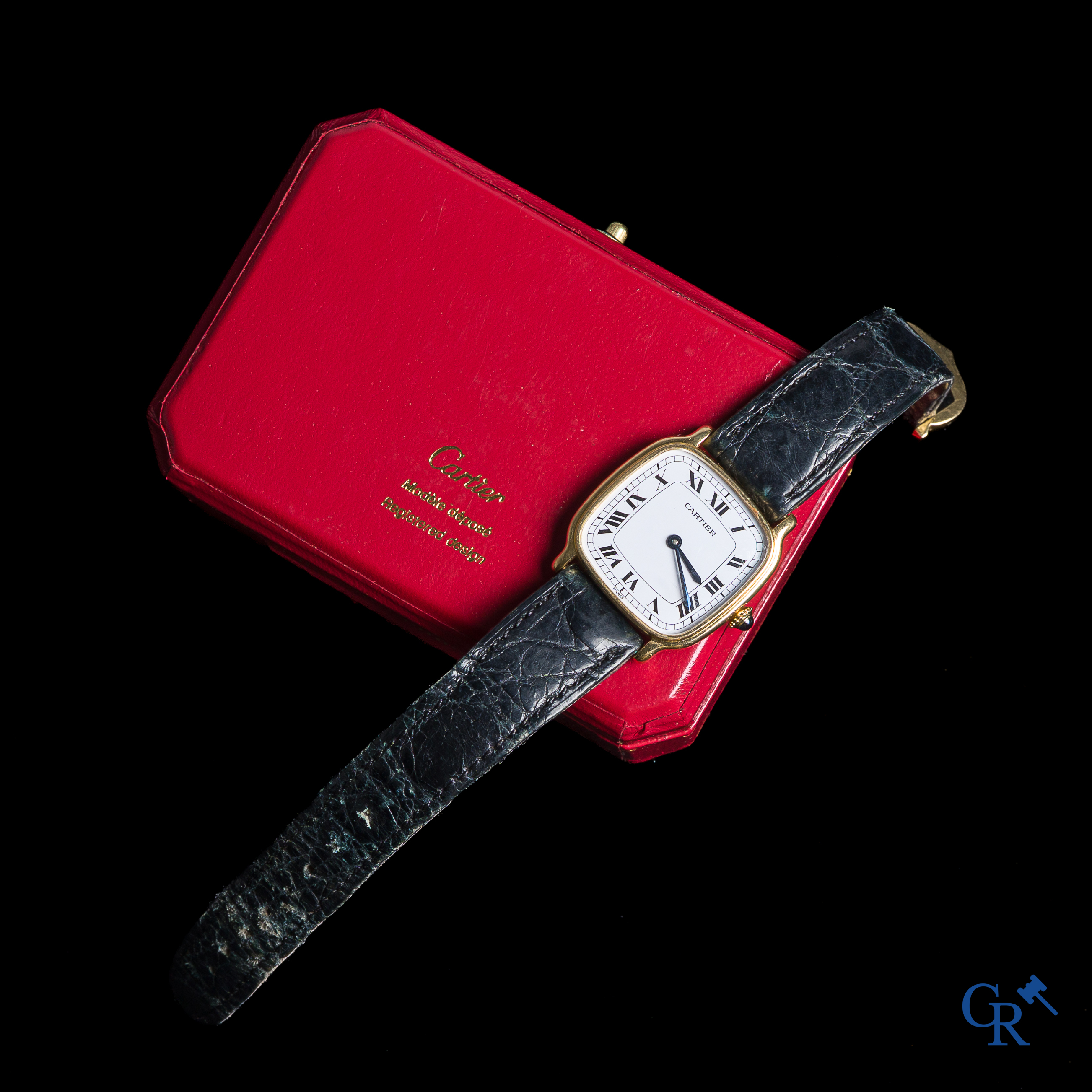 Cartier, Paris. Een geelgouden dames polshorloge met wit geëmailleerde wijzerplaat. Chambord. Circa 1970.